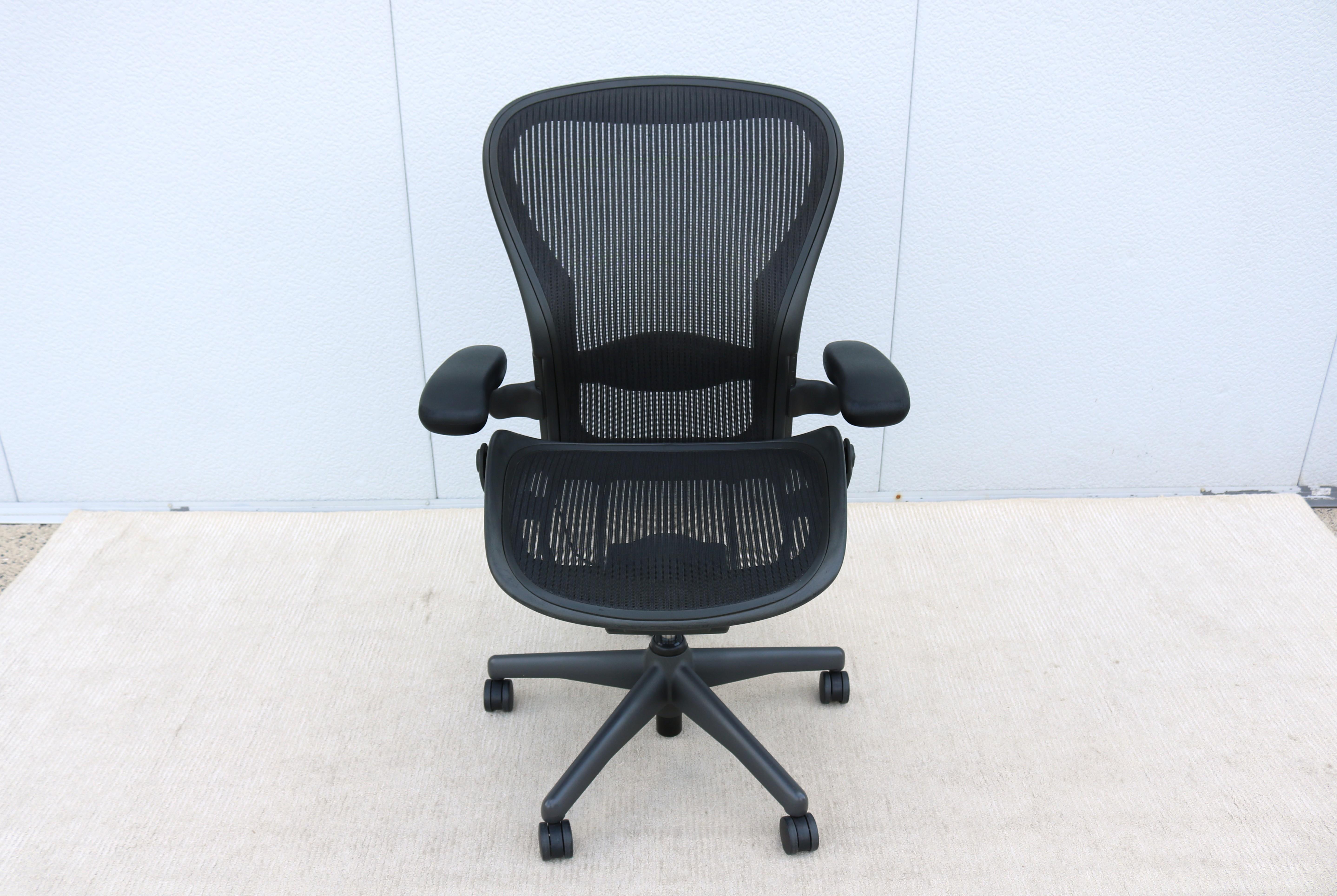 Herman Miller Aeron-Stuhl Größe C, Kohlenstoffgeflecht- und Graphitrahmen, grundlegende Anpassung im Zustand „Gut“ in Secaucus, NJ