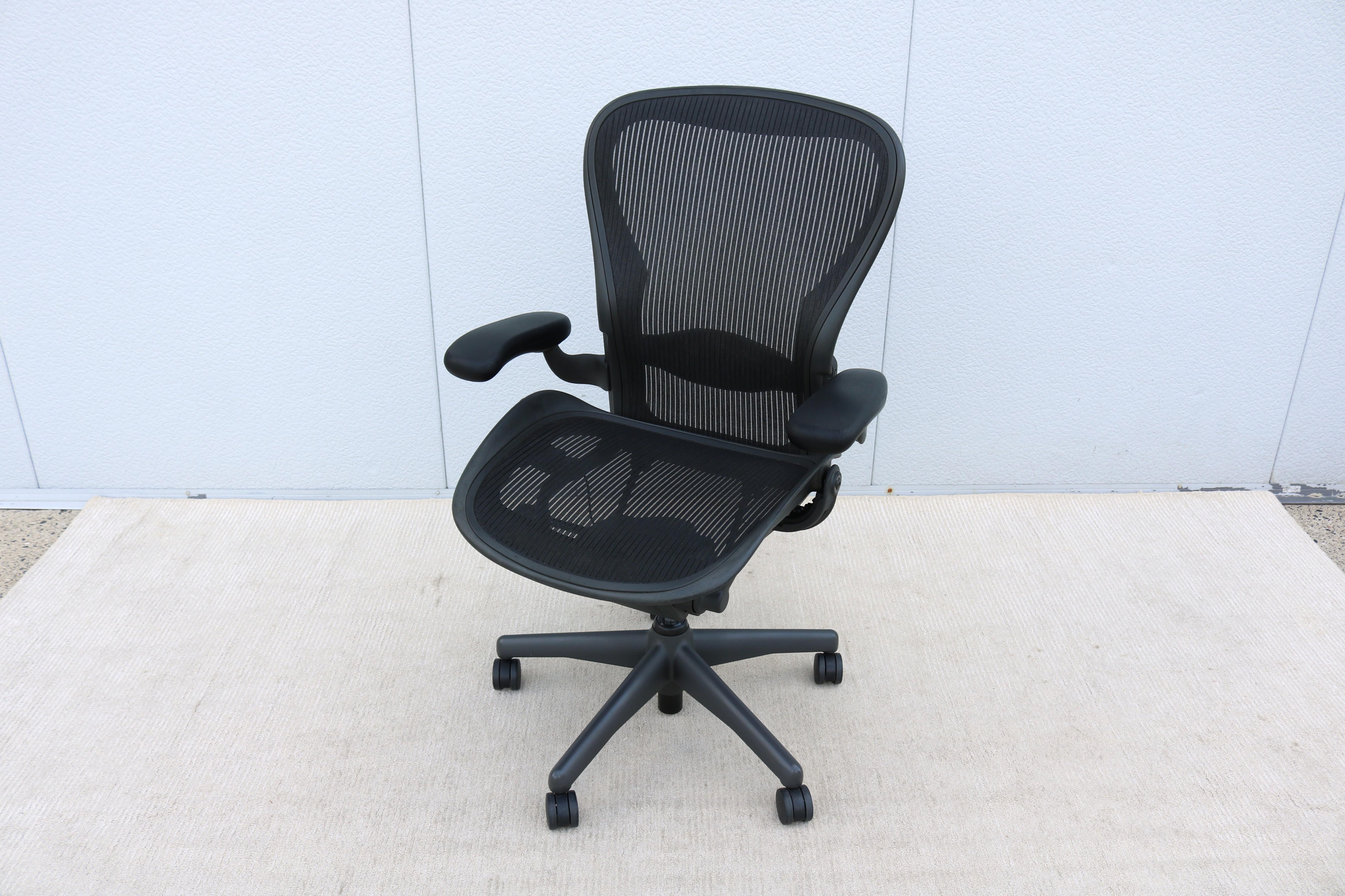 Herman Miller Aeron-Stuhl Größe C, Kohlenstoffgeflecht- und Graphitrahmen, grundlegende Anpassung (21. Jahrhundert und zeitgenössisch)