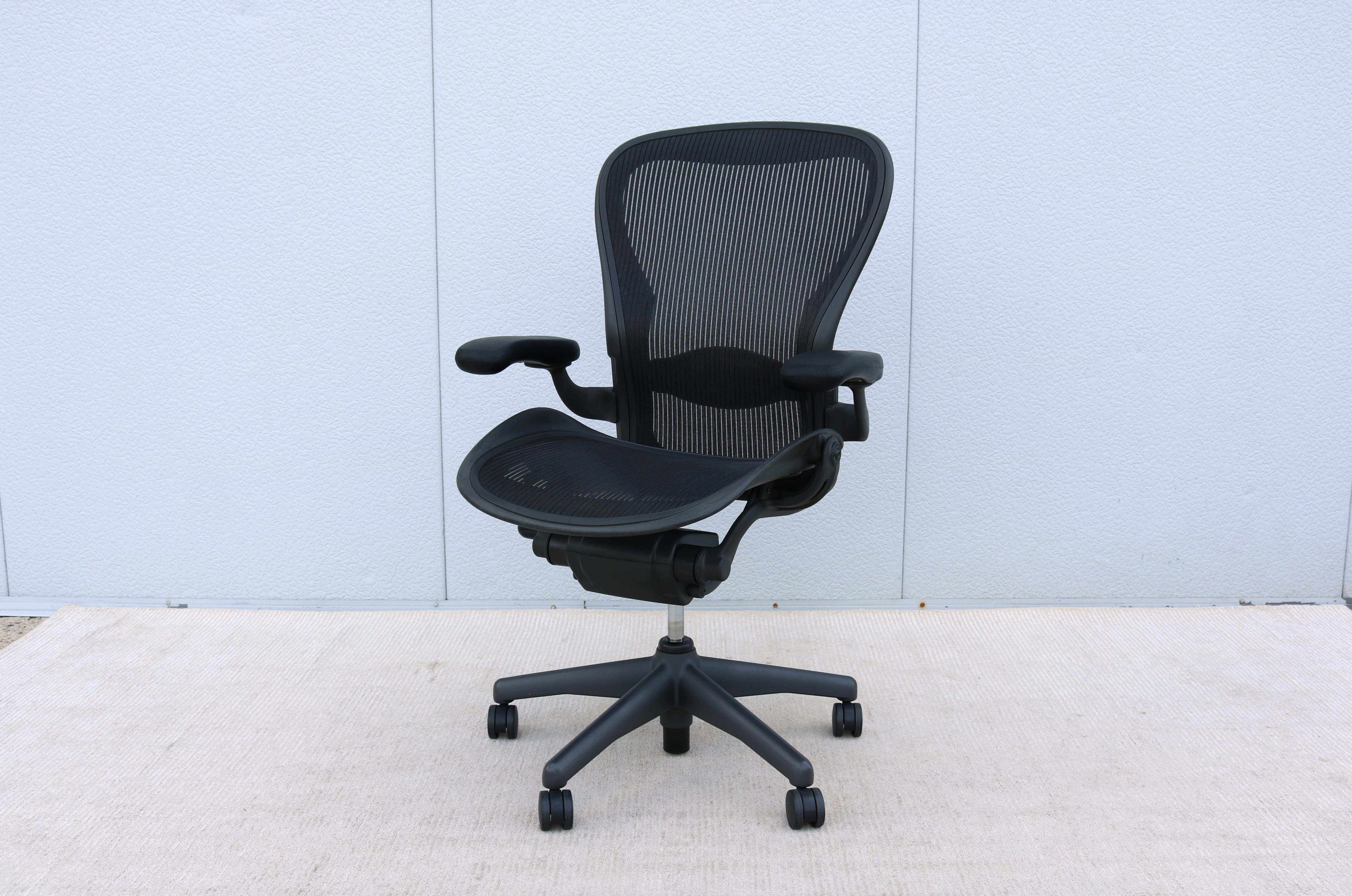Herman Miller Aeron-Stuhl Größe C, Kohlenstoffgeflecht- und Graphitrahmen, grundlegende Anpassung (Aluminium)
