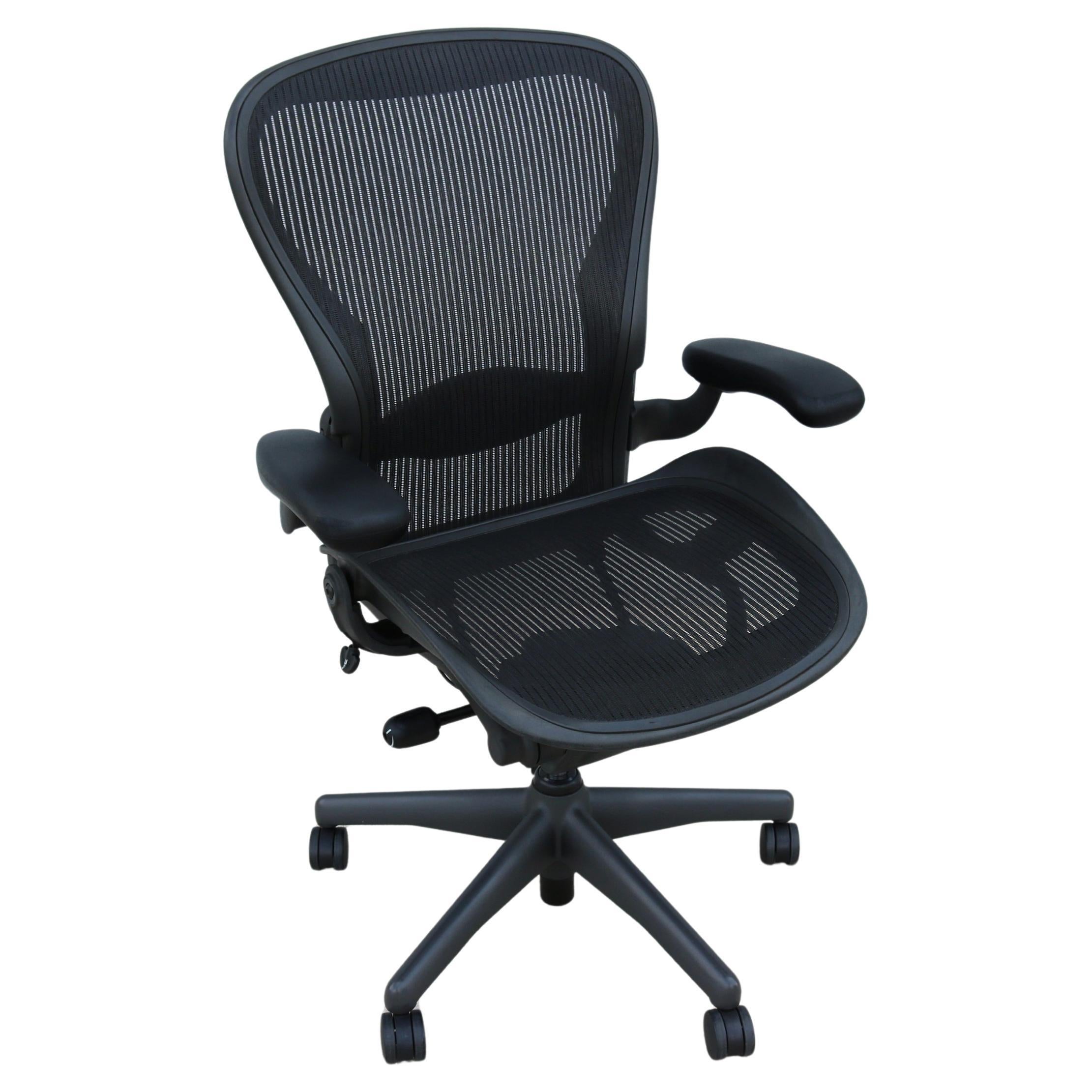 Herman Miller Aeron-Stuhl Größe C, Kohlenstoffgeflecht- und Graphitrahmen, grundlegende Anpassung