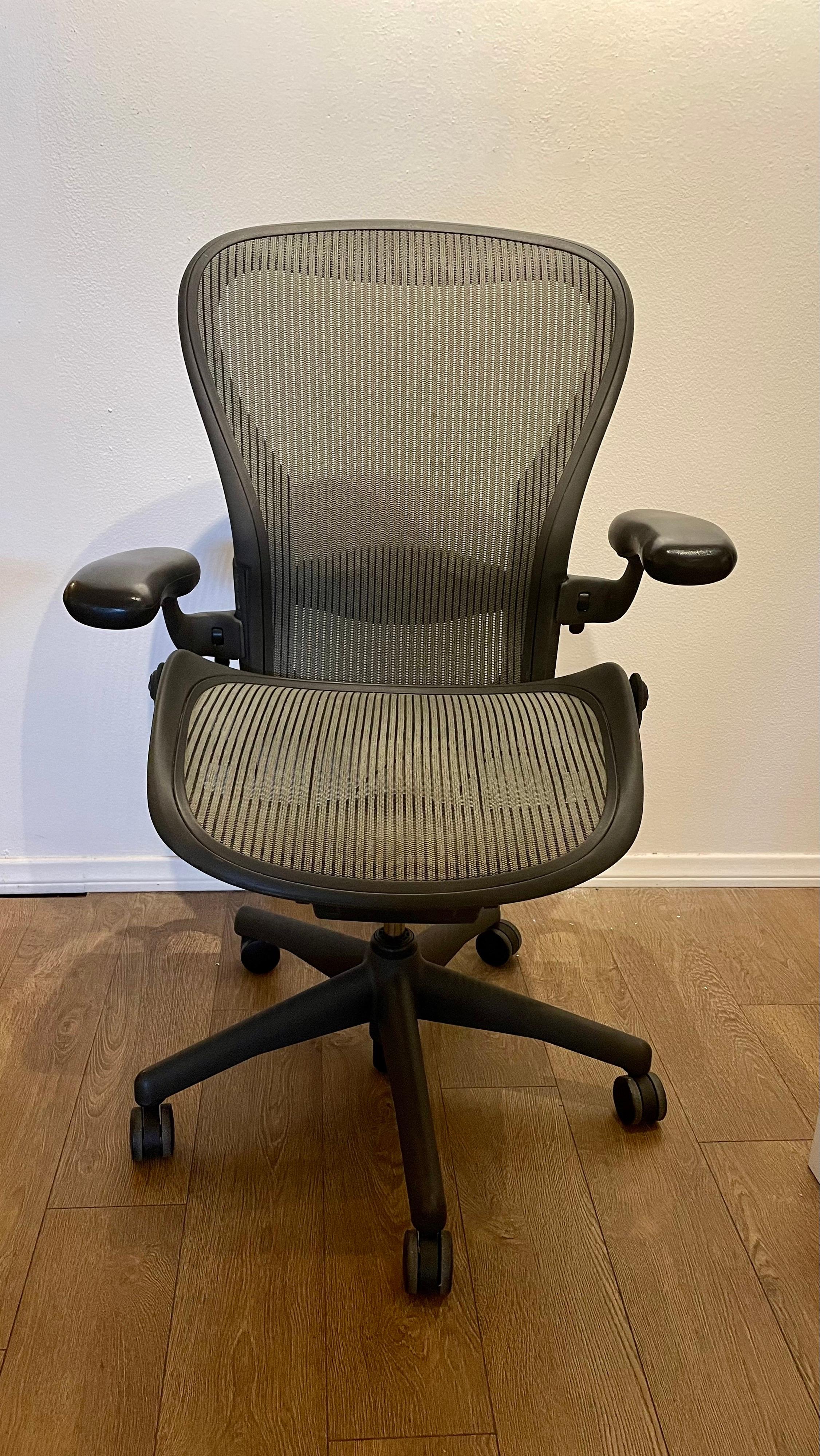 Herman Miller Aeron Desk Chair Adjustable Arms & Lumbar Support In Excellent Condition In San Diego, CA