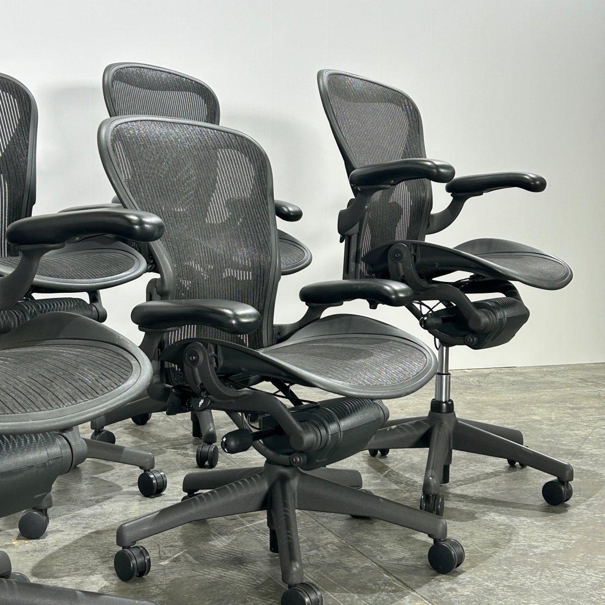 Der Aeron Desk Chair von Herman Miller ist der Inbegriff von Luxus und Funktionalität. Dieser kultige Stuhl bietet unvergleichlichen Halt und Komfort und ist damit die perfekte Ergänzung für jeden Arbeitsplatz. Der Aeron Desk Chair ist aus