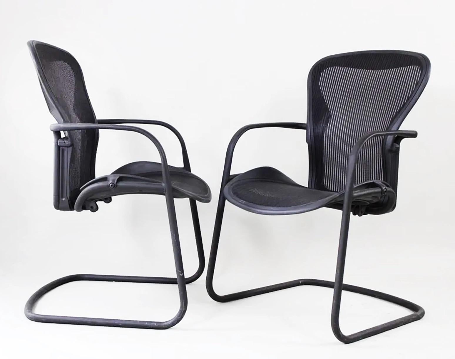 Moderne Chaises d'appoint ergonomiques Aeron de Herman Miller  Cadres et grilles en métal tubulaire noir  en vente