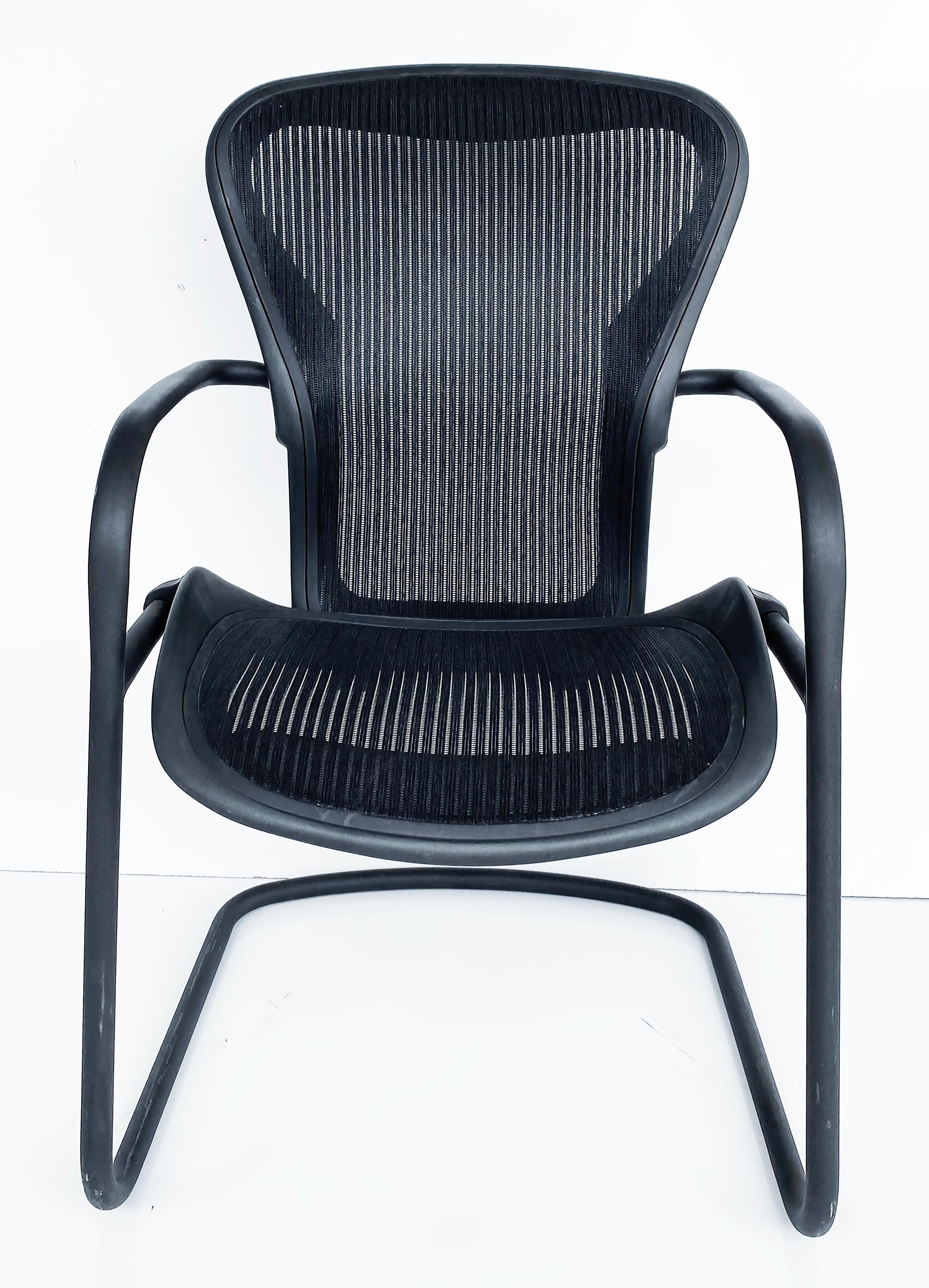 Chaises d'appoint ergonomiques Aeron de Herman Miller  Cadres et grilles en métal tubulaire noir  Bon état - En vente à Miami, FL