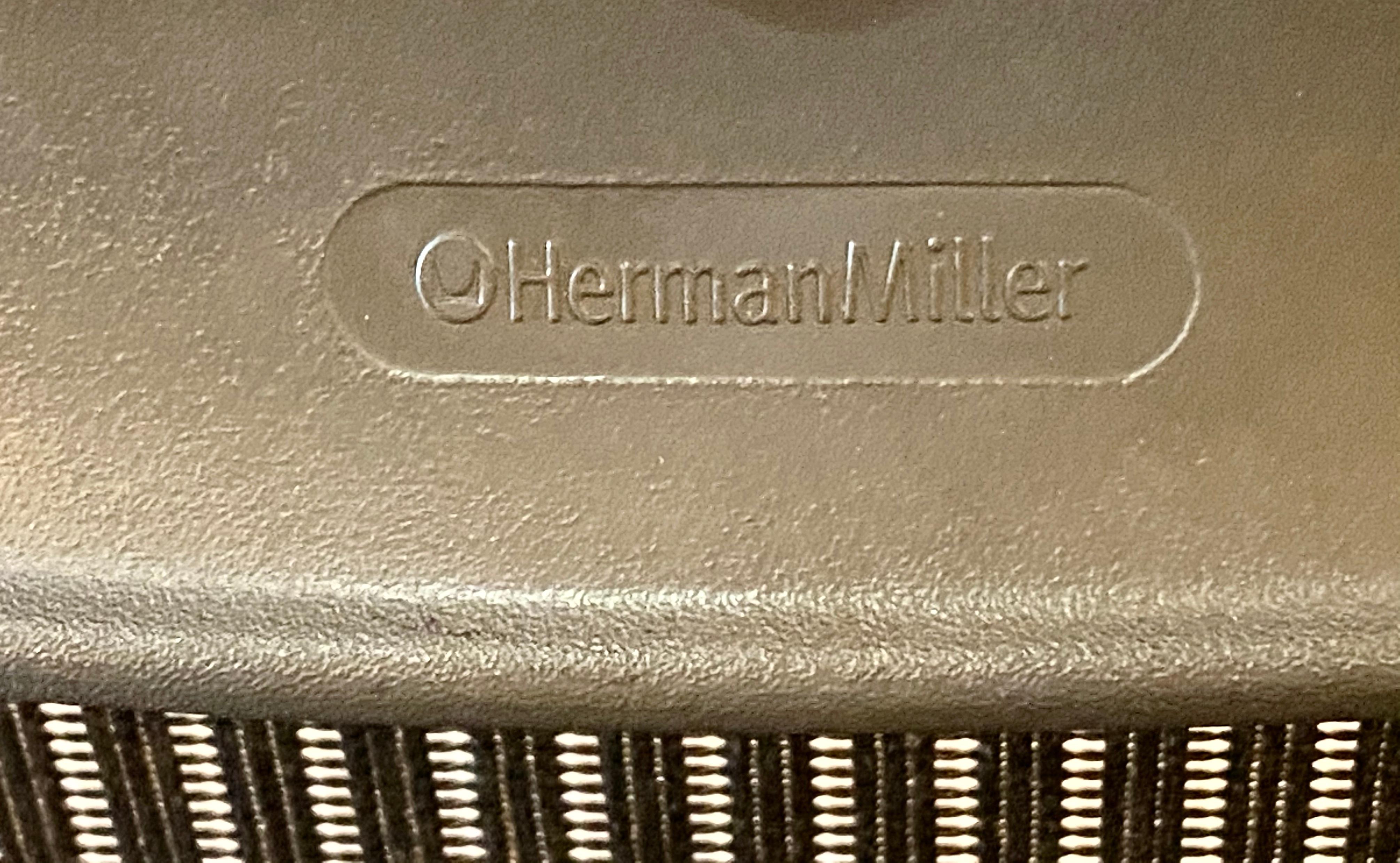 Herman Miller 'Aeron' Office / Desk Chair in Graphite Medium Size 1