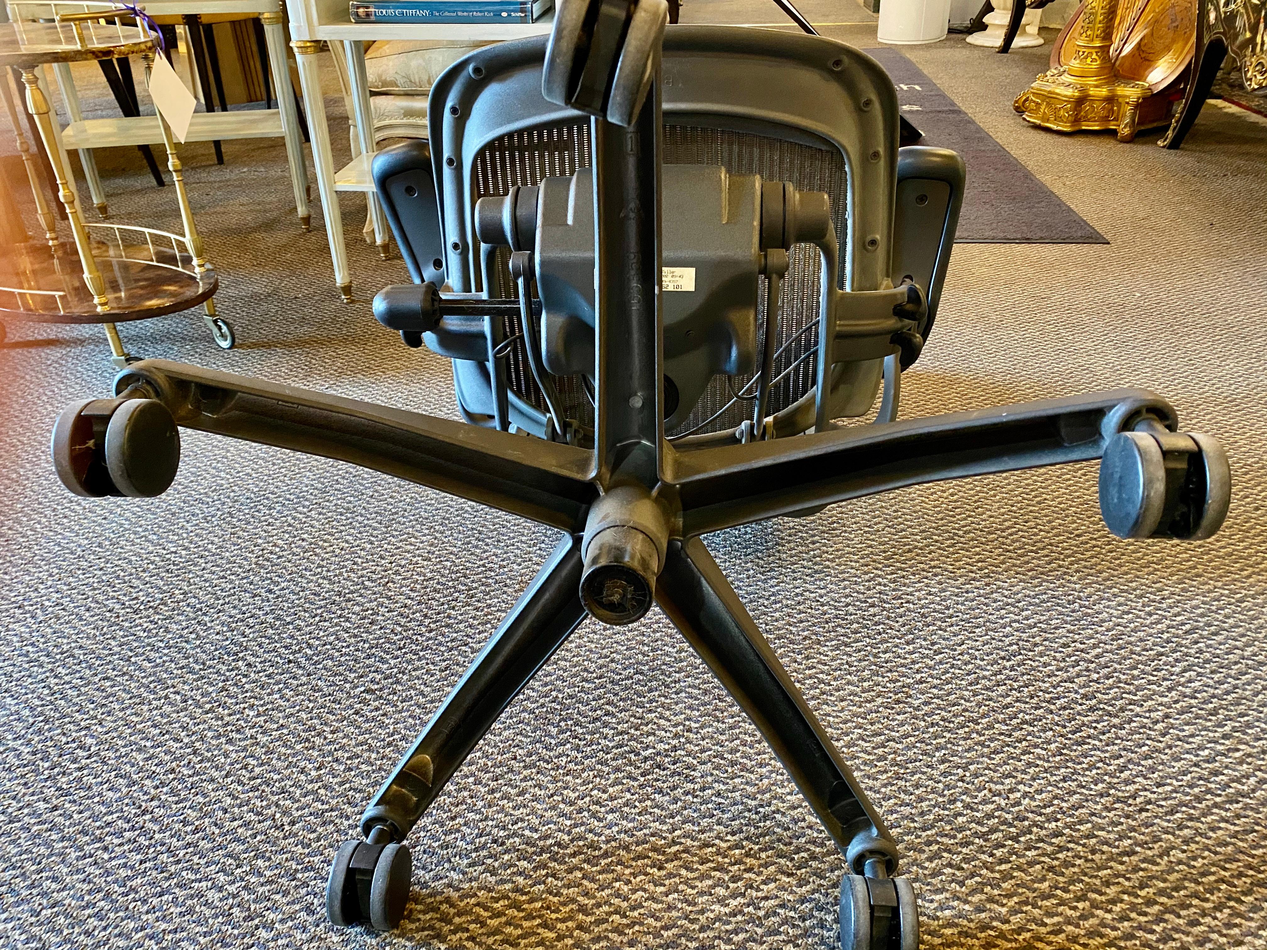 Herman Miller 'Aeron' Office / Desk Chair in Graphite Medium Size 2