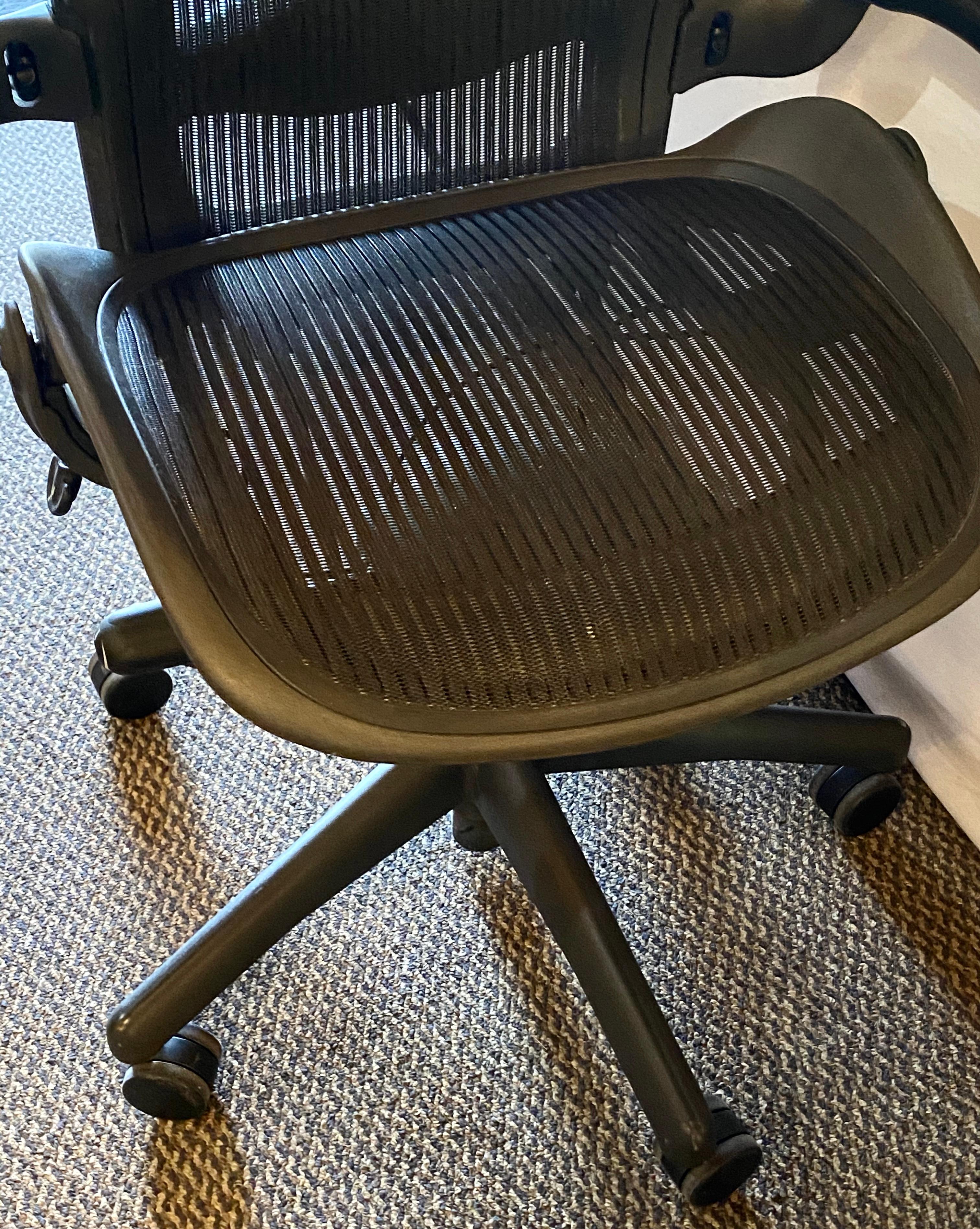 Modern Herman Miller 'Aeron' Office / Desk Chair in Graphite Medium Size