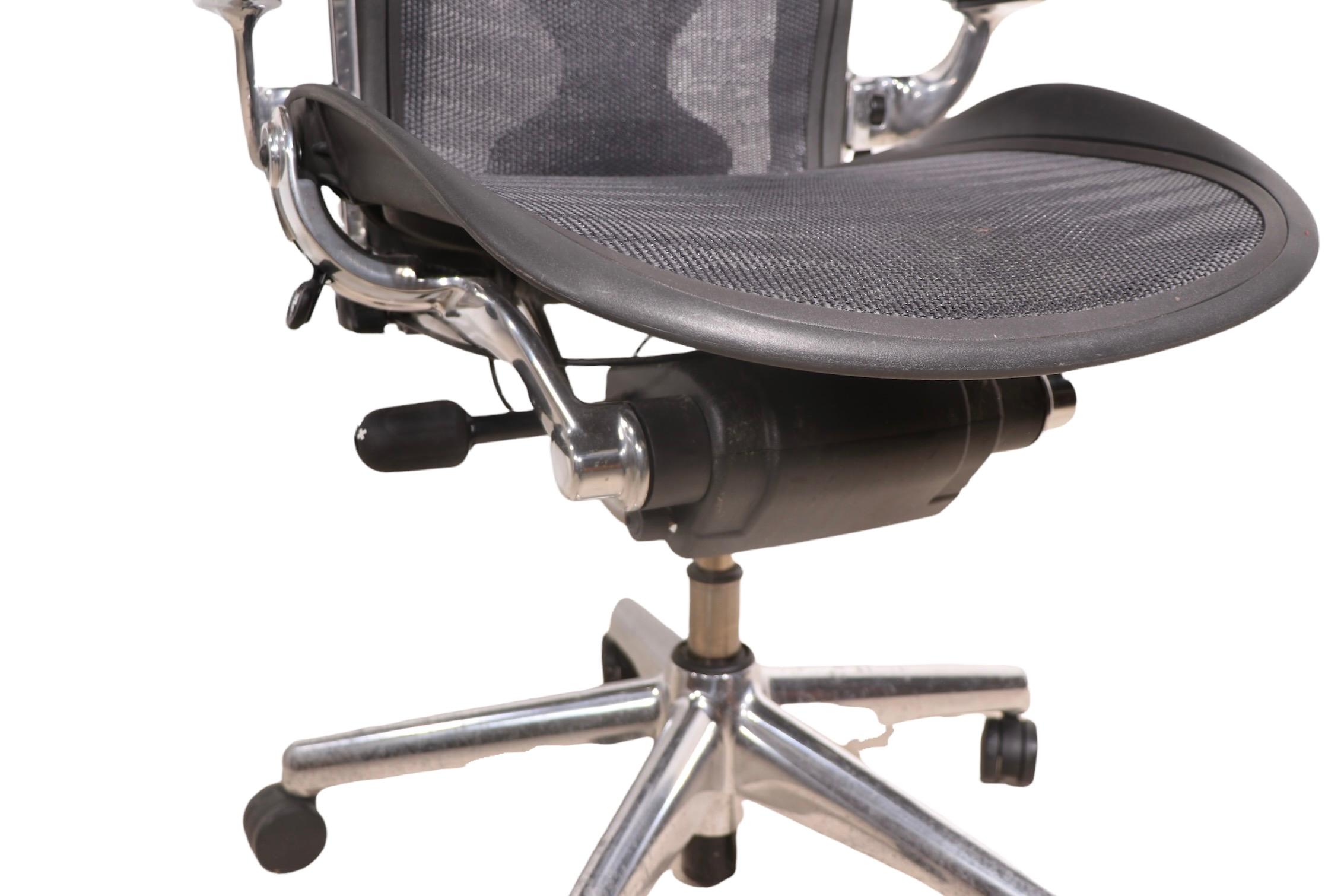 Herman Miller Aeron Swivel Desk Office Chair 2