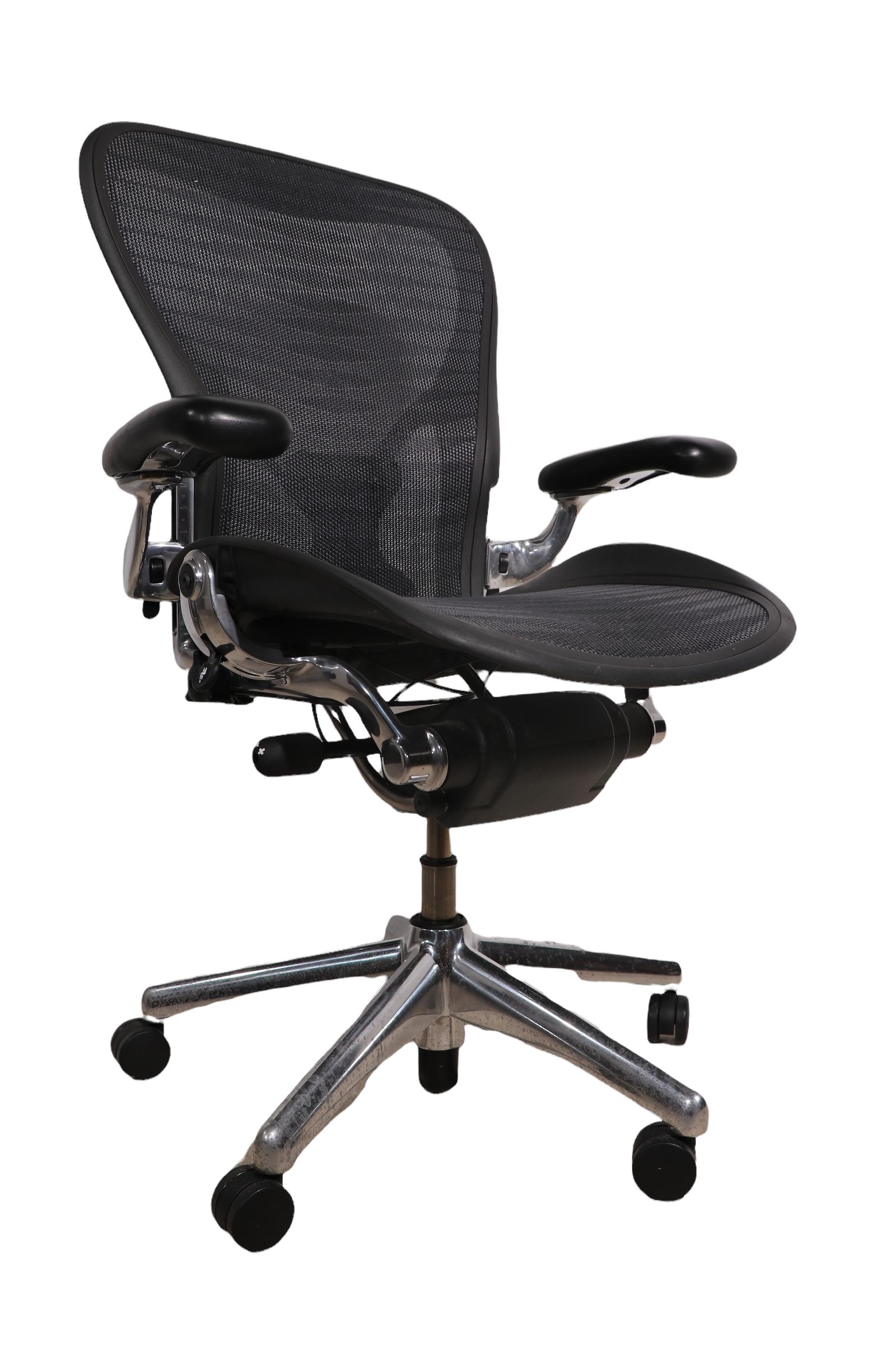 Herman Miller Aeron Swivel Desk Office Chair 3
