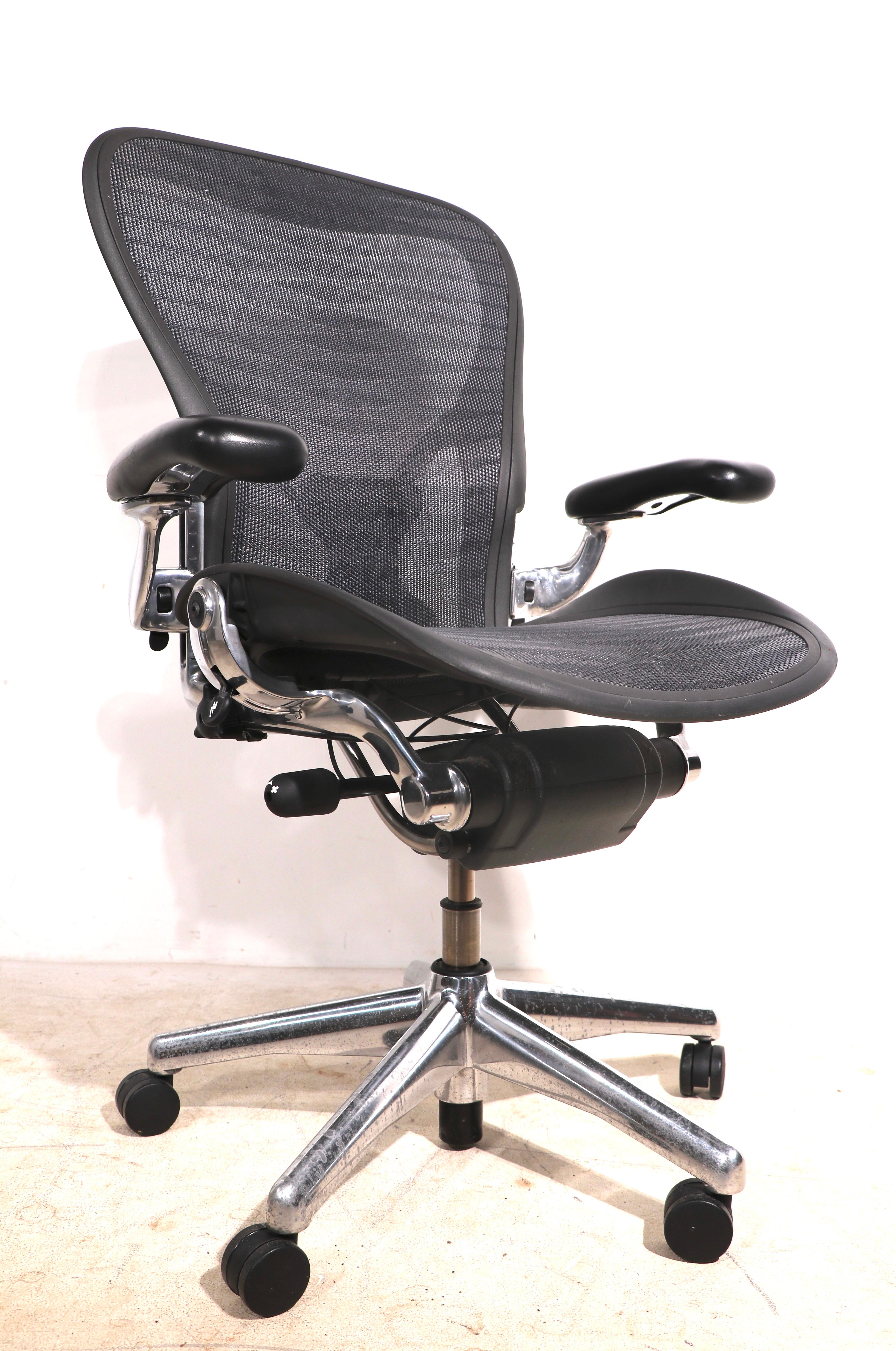 Herman Miller Aeron Swivel Desk Office Chair In Good Condition In New York, NY