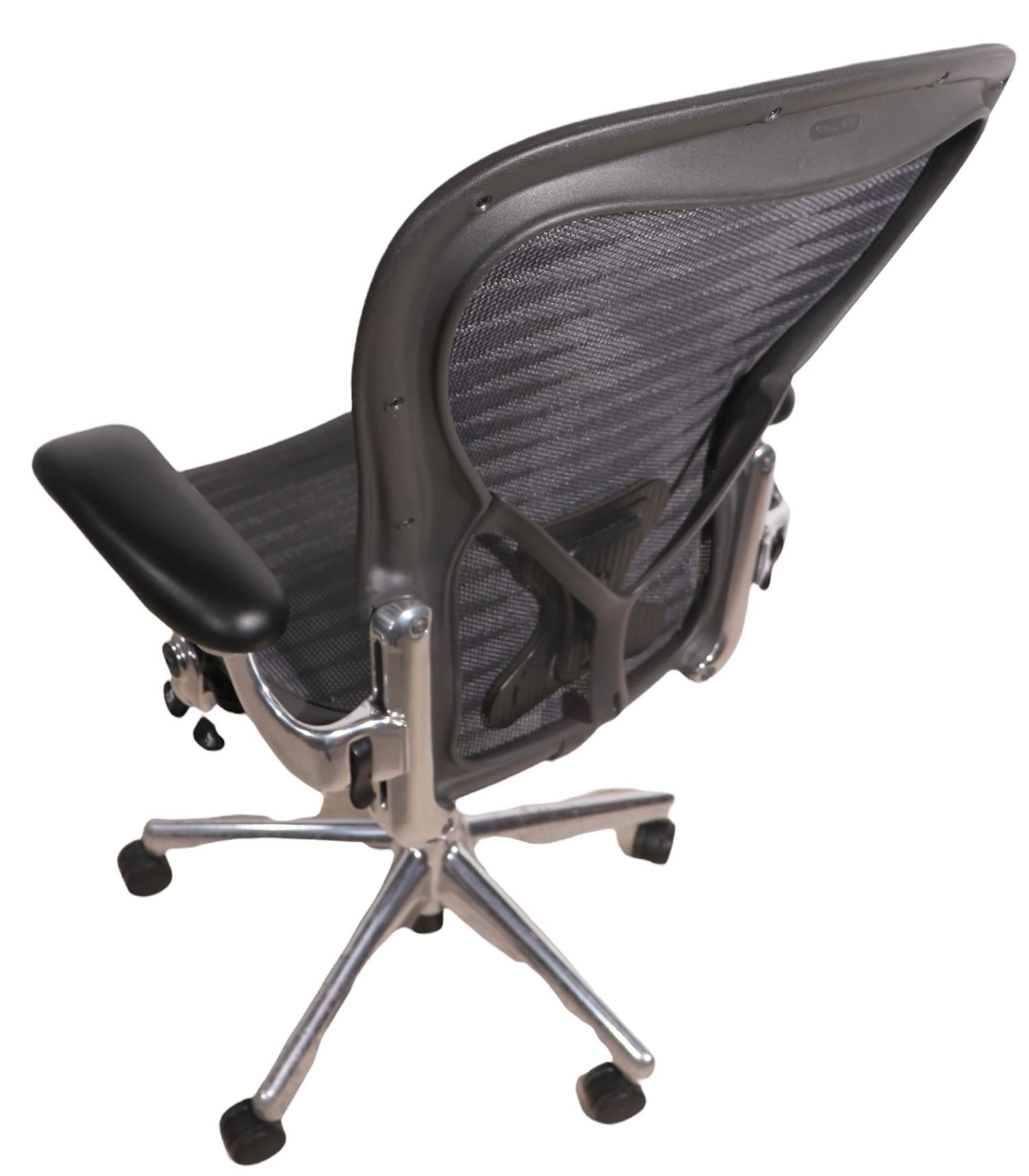 Herman Miller Aeron Swivel Desk Office Chair 1