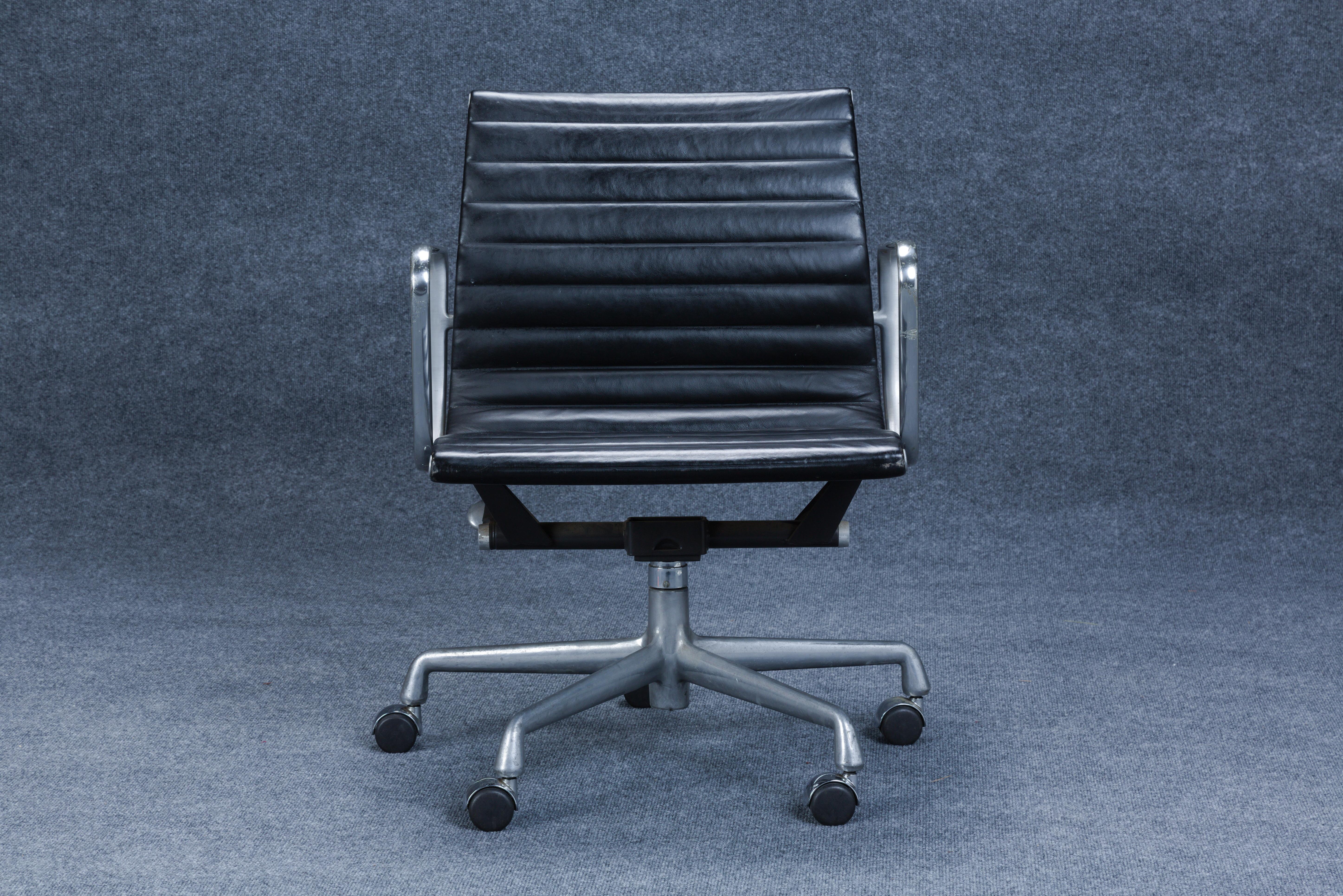 Groupe Eames en aluminium pour la chaise de travail Herman Miller, Zeeland, Michigan, c. 1965, aluminium, cuir, étiquette du fabricant Herman Miller, ht. 30, ld. 23, dp. 24 in. La hauteur du siège est réglable entre 17 et 20 pouces.

Bernice