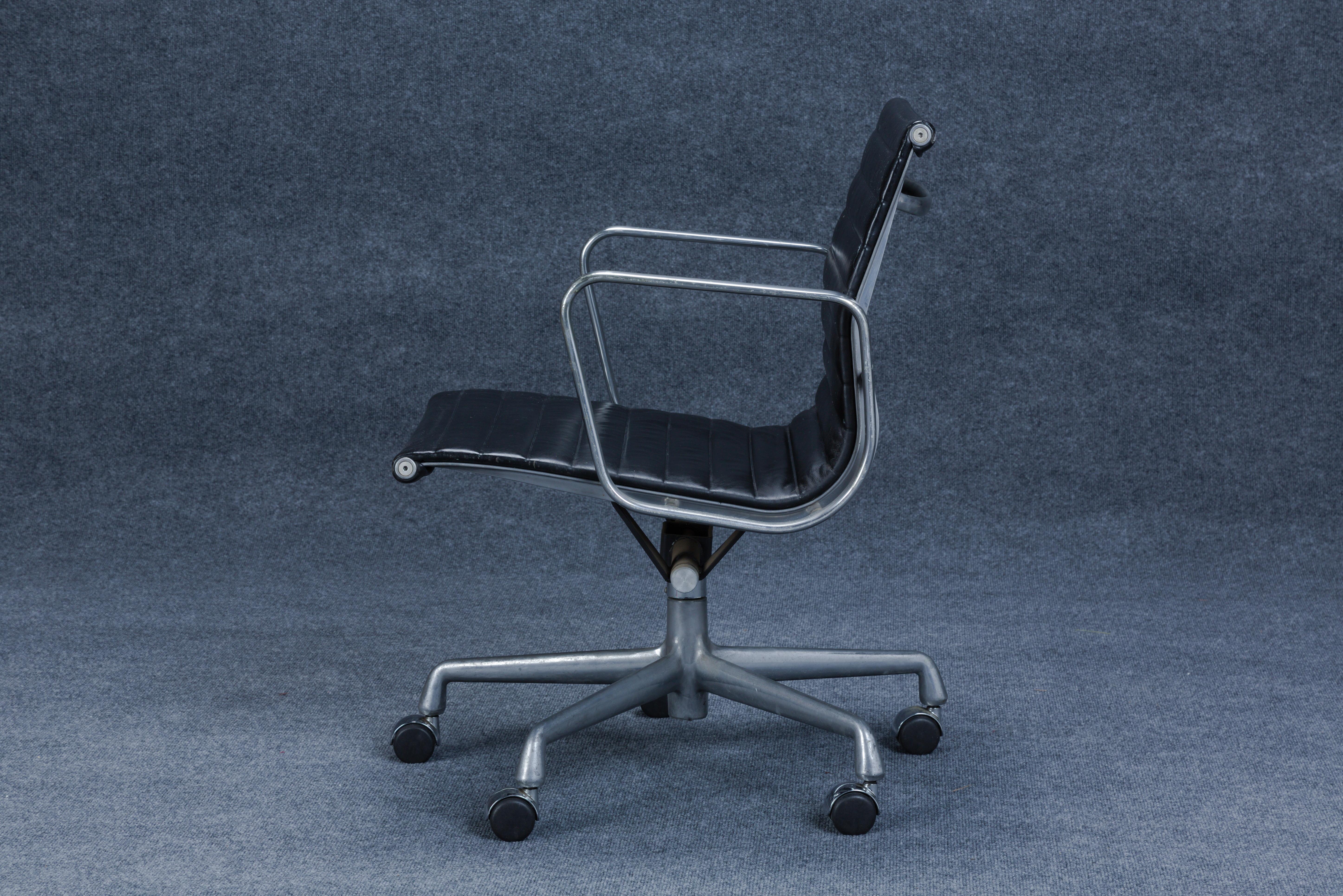 American Herman Miller Aluminum Group Management Chair by Charles Eames, c. 1965