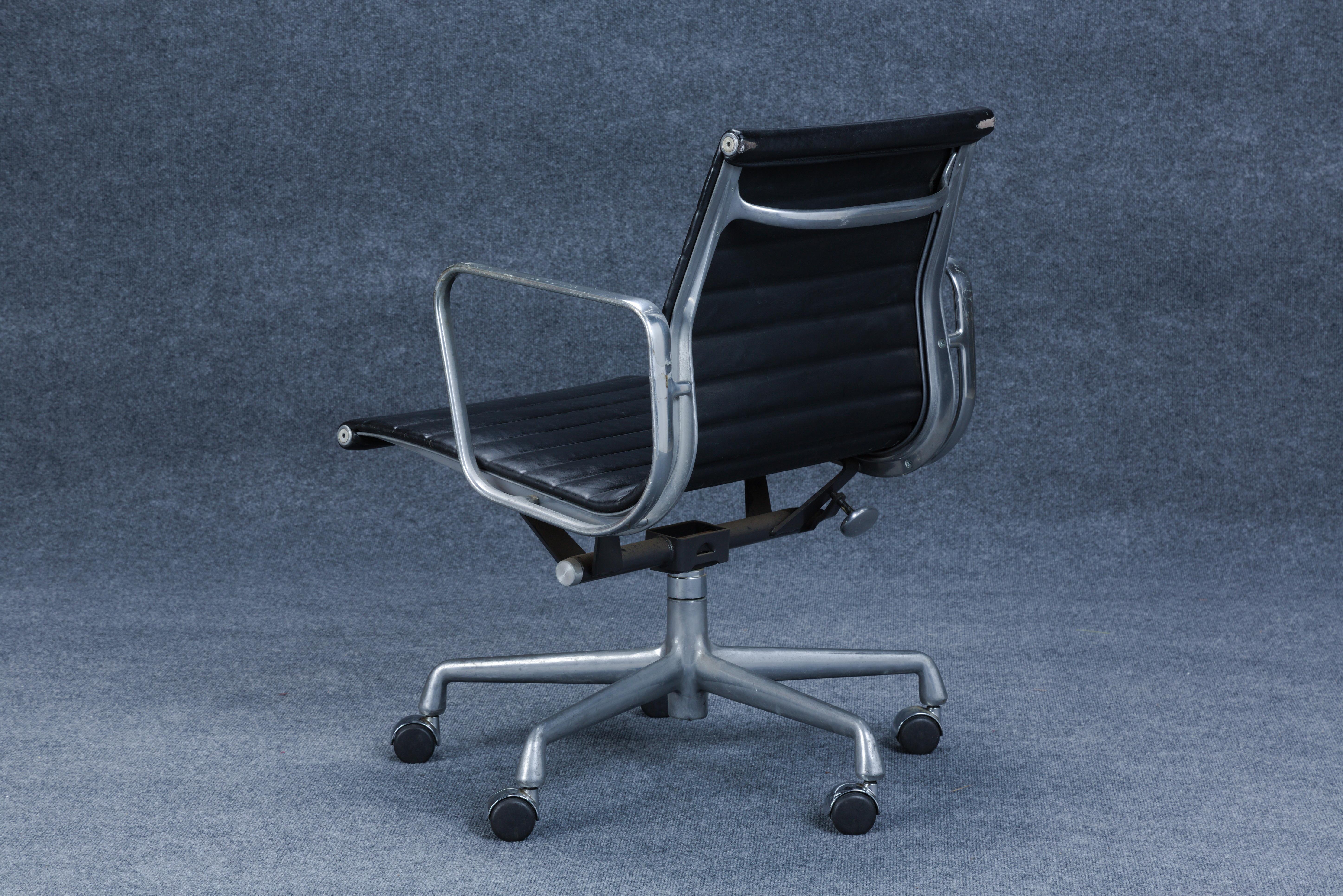 Herman Miller Aluminum Group Management Chair by Charles Eames, c. 1965 In Good Condition For Sale In Belmont, MA