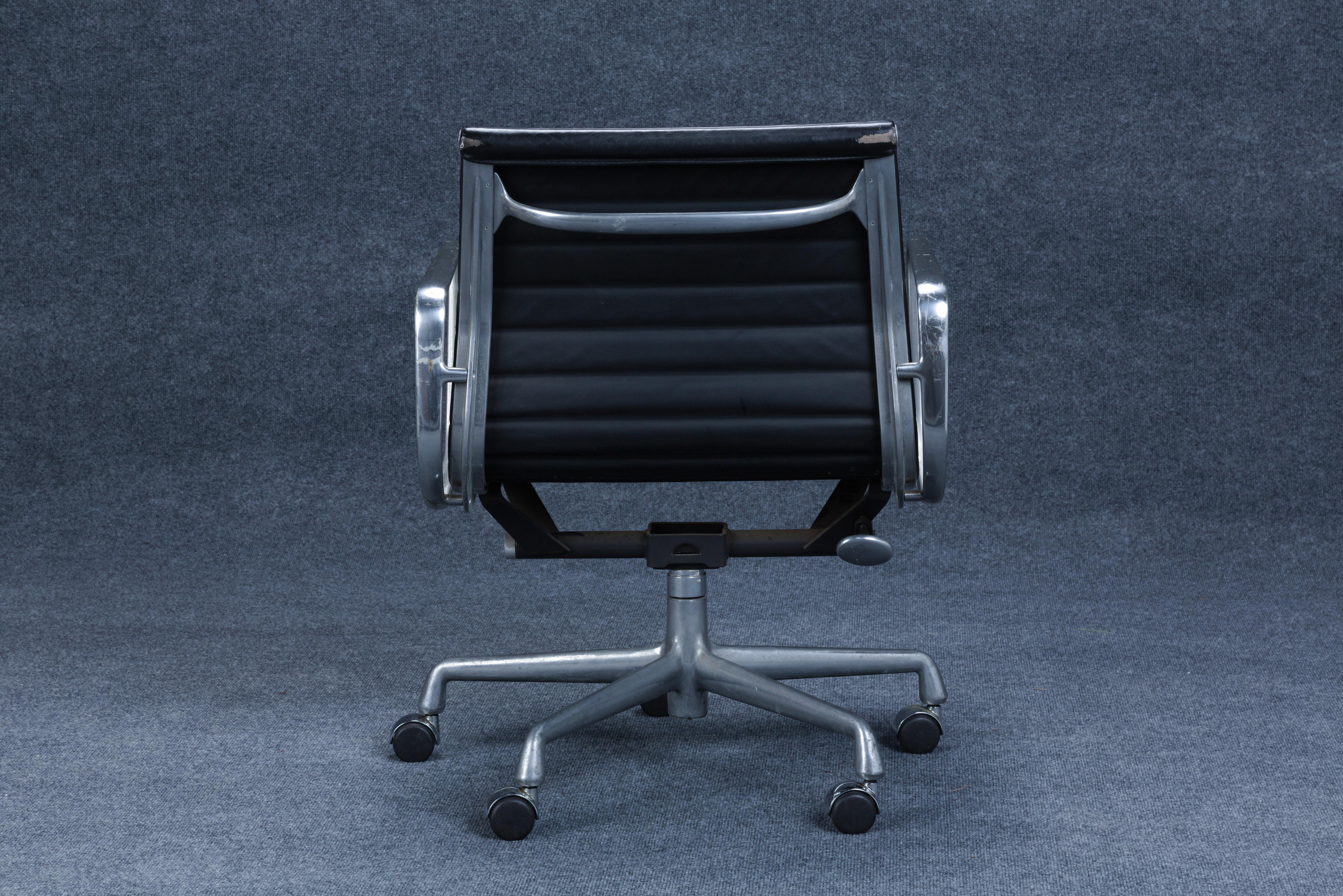 Mid-20th Century Herman Miller Aluminum Group Management Chair by Charles Eames, c. 1965 For Sale