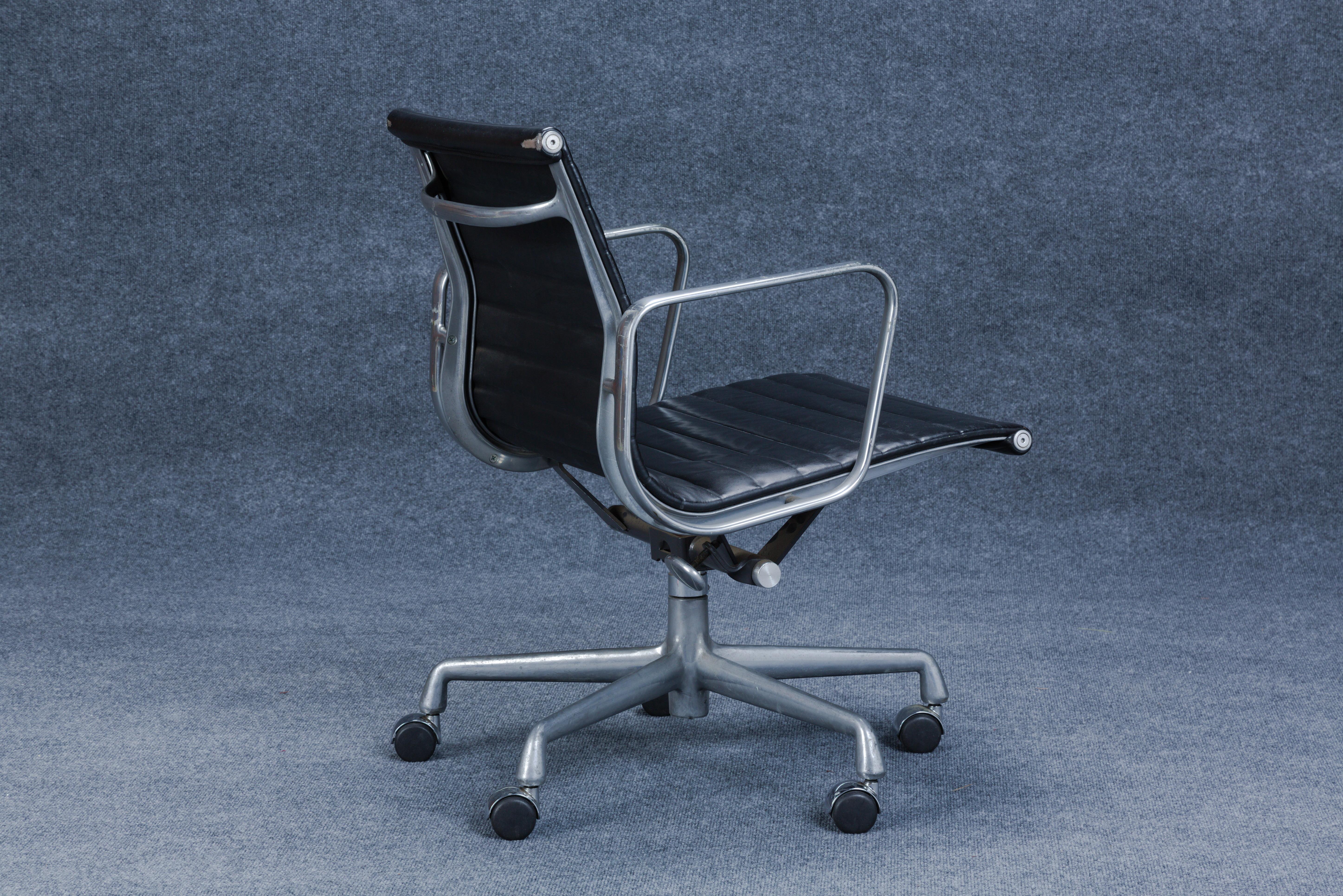 Herman Miller Aluminum Group Management Chair von Charles Eames, ca. 1965 (Aluminium) im Angebot