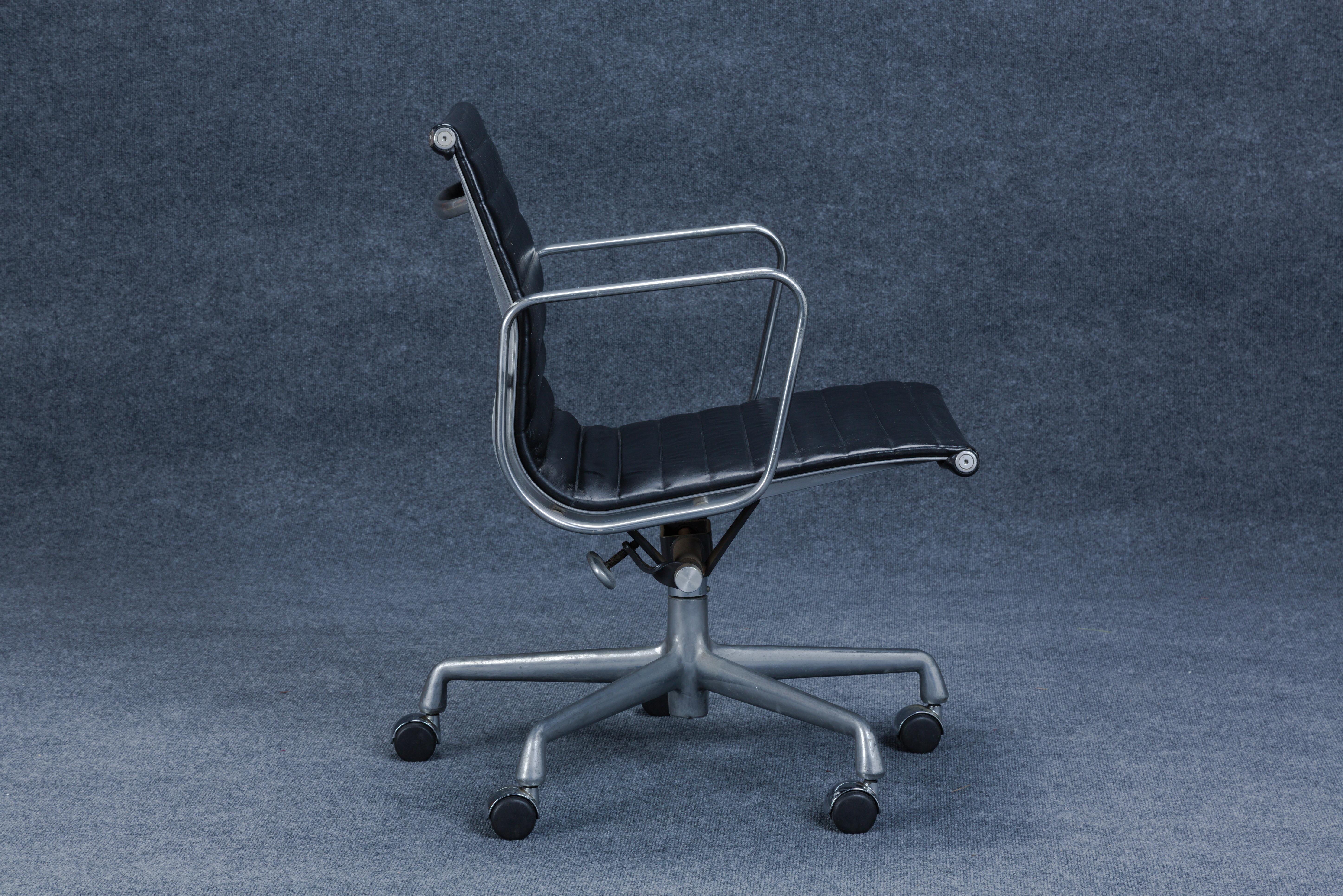 Herman Miller Aluminum Group Management Chair by Charles Eames, c. 1965 For Sale 2