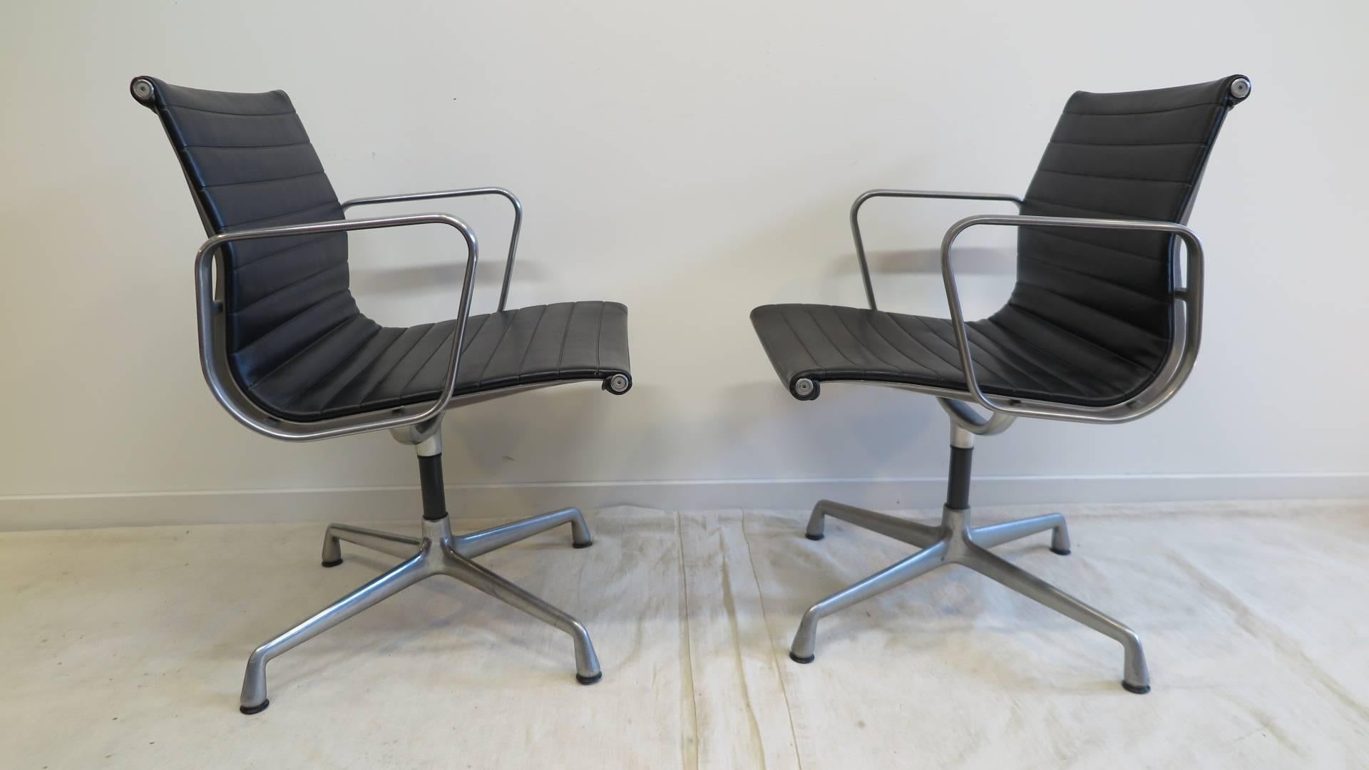 Herman Miller Aluminum Group management chairs in very good condition. Eames for Herman Miller Aluminium Group Management e chairs. Classics of Mid-Century Modern design. All original, black leather, very clean, 1970s
Pictured are two different