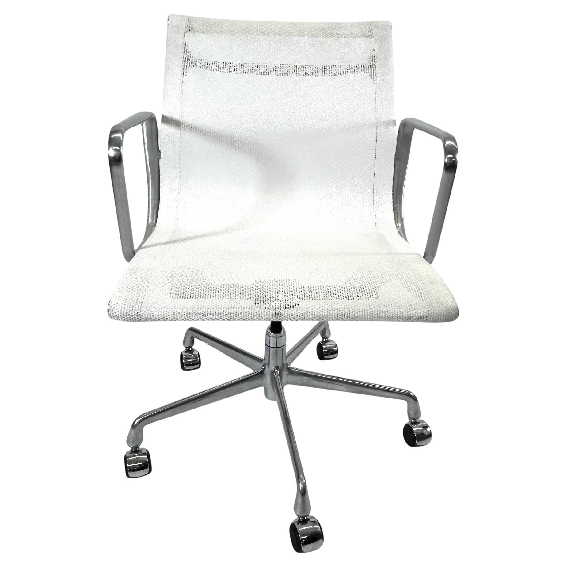 En 1958, Ray y Charles Eames diseñaron su famosa Silla de Dirección Eames Aluminum Group.  Estas particulares Sillas de Escritorio Grupales de Malla de Aluminio Blanco se fabricaron a principios de la década de 2000 con la estructura de aluminio
