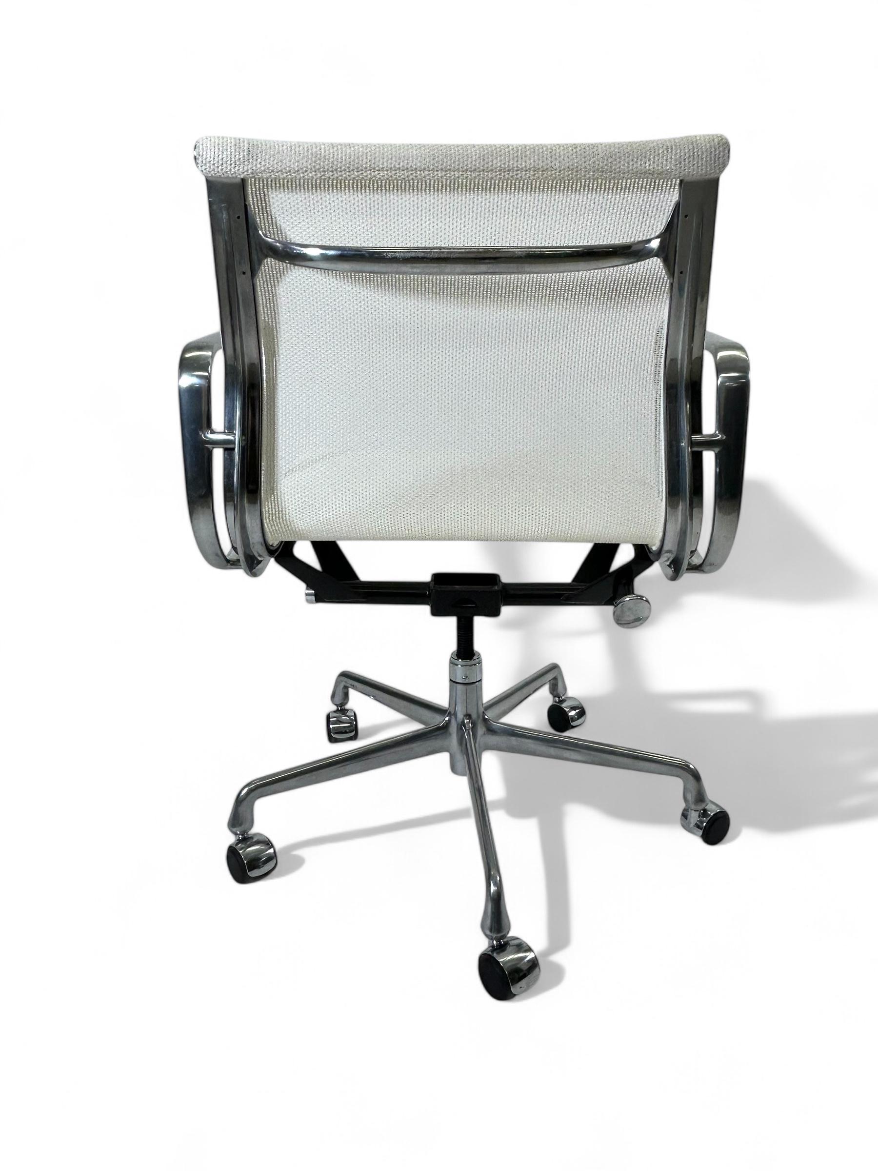 Sillas de escritorio Herman Miller Aluminum Group Management White Mesh Moderno de mediados de siglo en venta
