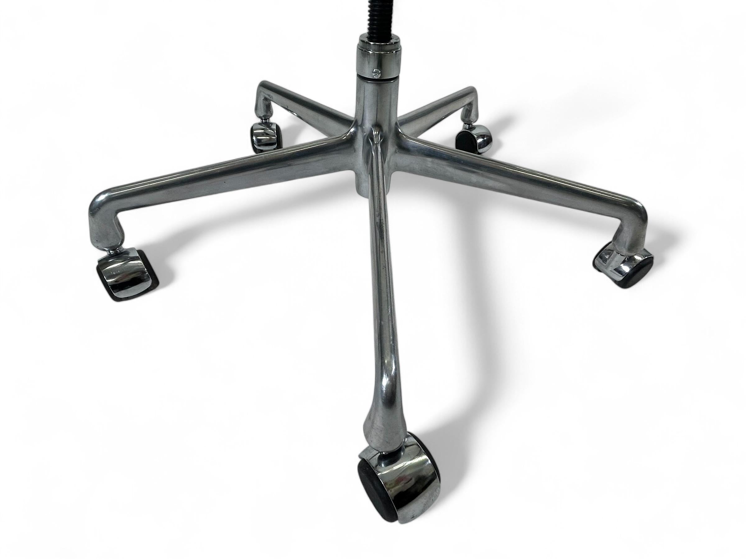 Sillas de escritorio Herman Miller Aluminum Group Management White Mesh Estadounidense en venta