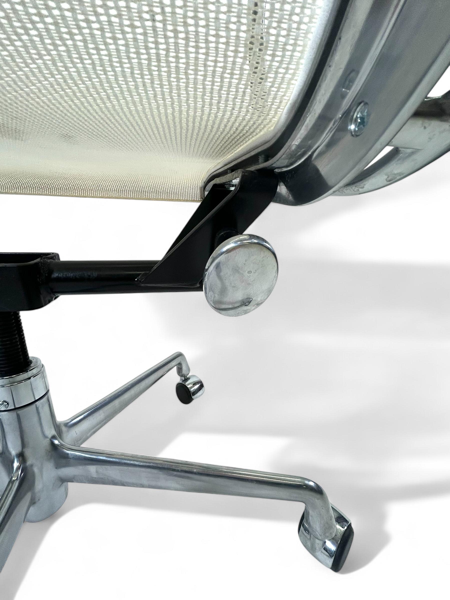 Sillas de escritorio Herman Miller Aluminum Group Management White Mesh Hecho a mano en venta