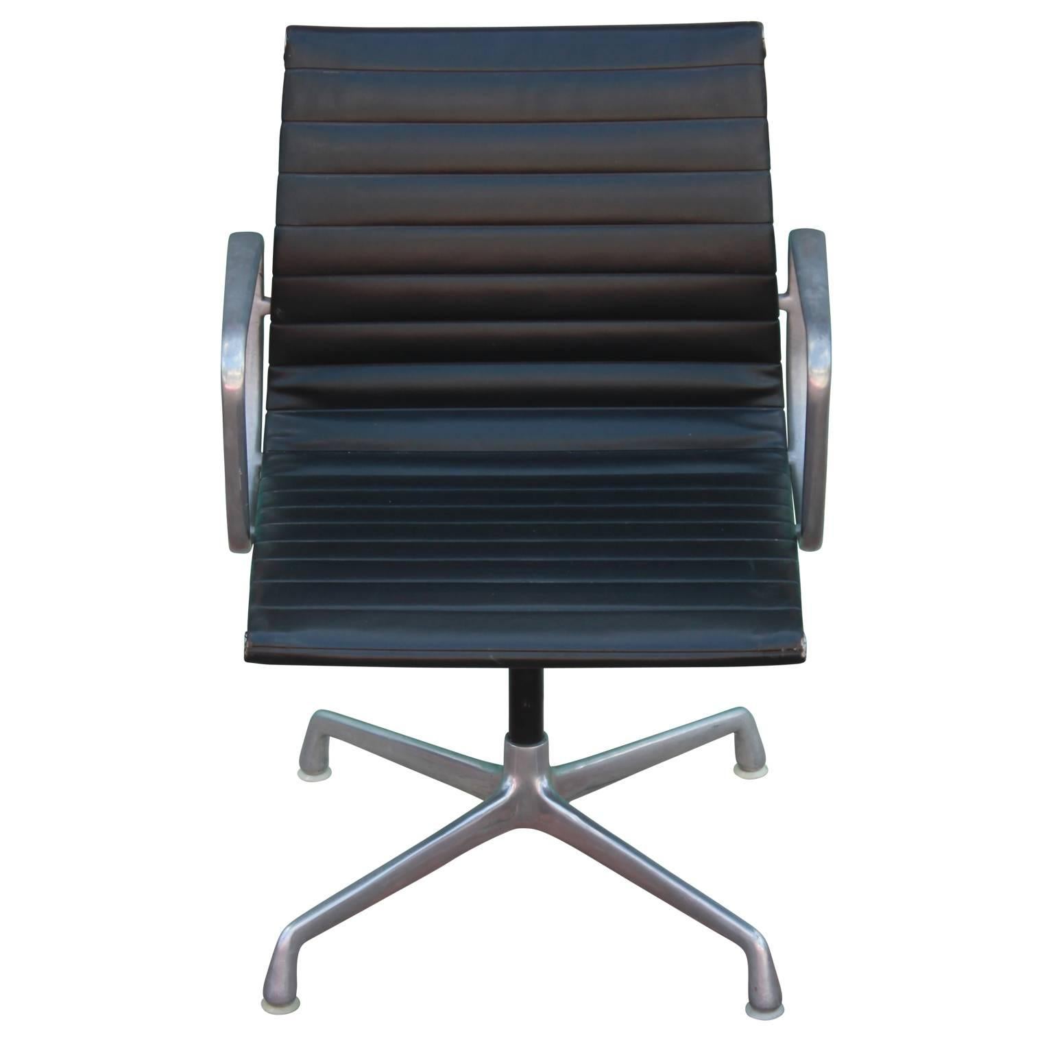 Single Charles Eames for Herman Miller aluminum group office chair. Great armchair for an office or desk.
