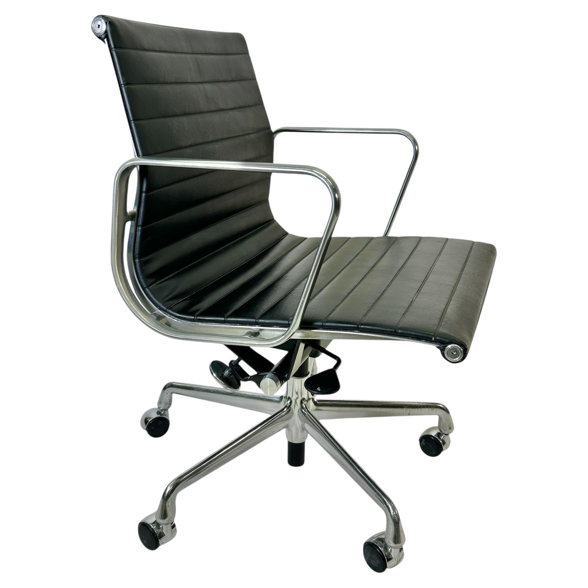 Chaise Herman Miller for Eames Aluminum Group en cuir noir d'origine. Conçue dans les années 1950, la chaise de groupe en aluminium est devenue un choix très recherché pour les chaises de bureau et de maison. À l'époque, l'aluminium était devenu une