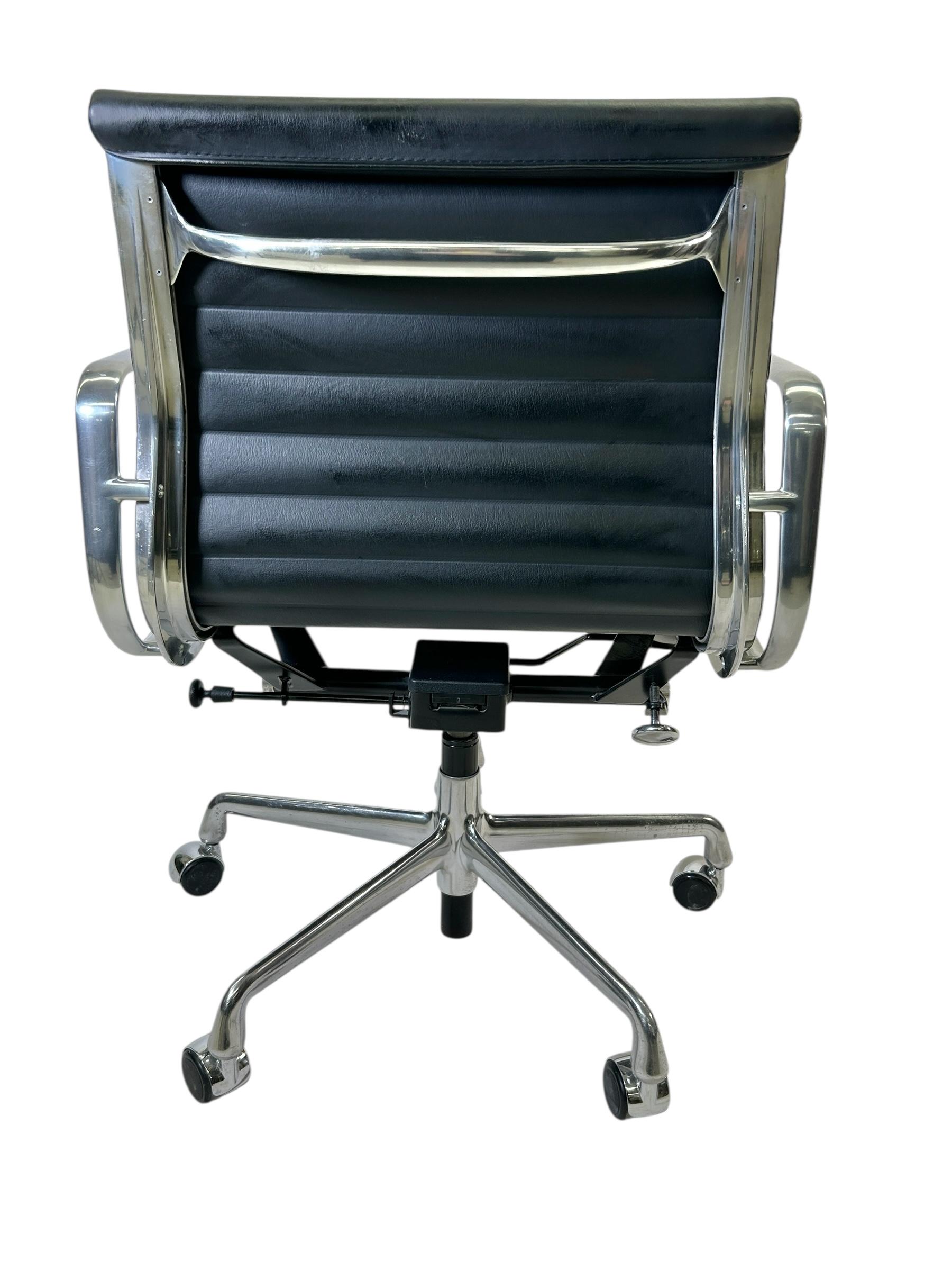 Mid-Century Modern Chaise de bureau en groupe en aluminium d'Herman Miller en cuir noir (plusieurs modèles disponibles) en vente