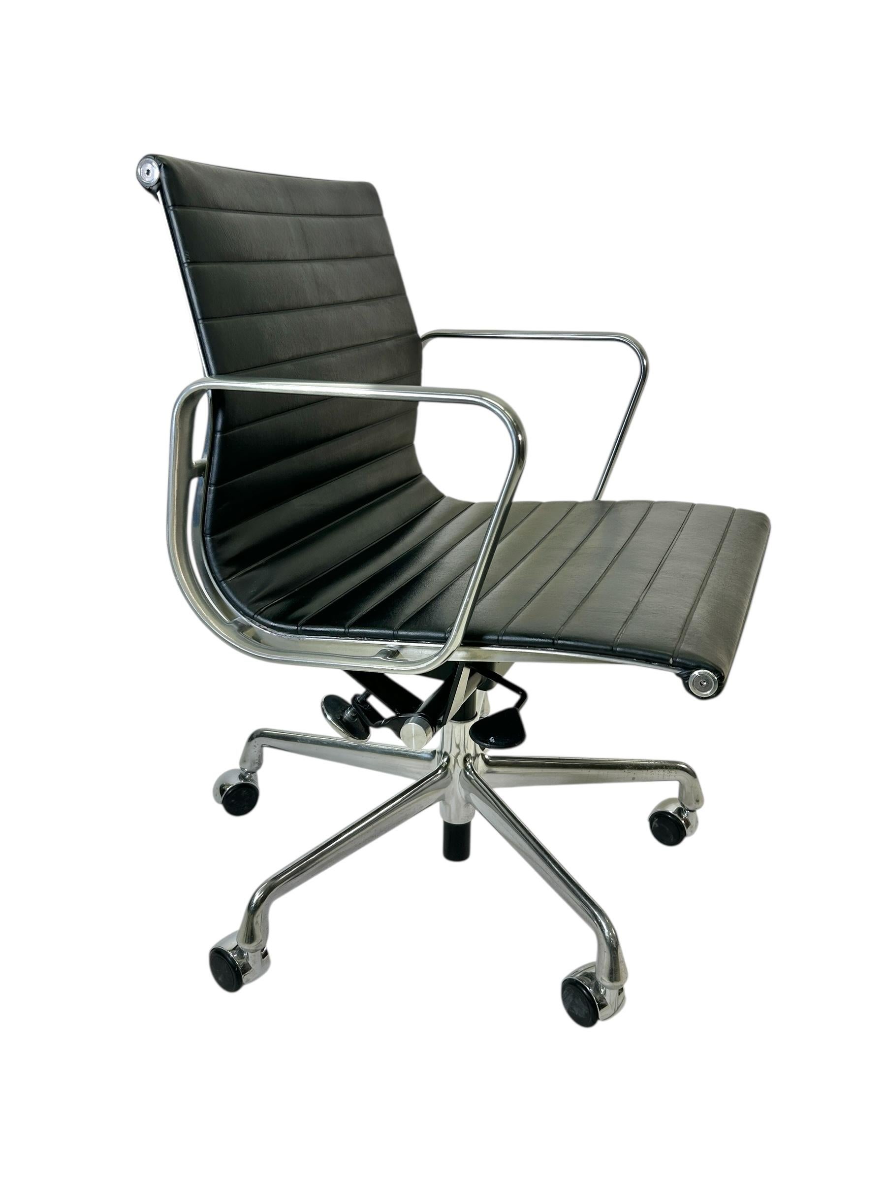 Américain Chaise de bureau en groupe en aluminium d'Herman Miller en cuir noir (plusieurs modèles disponibles) en vente
