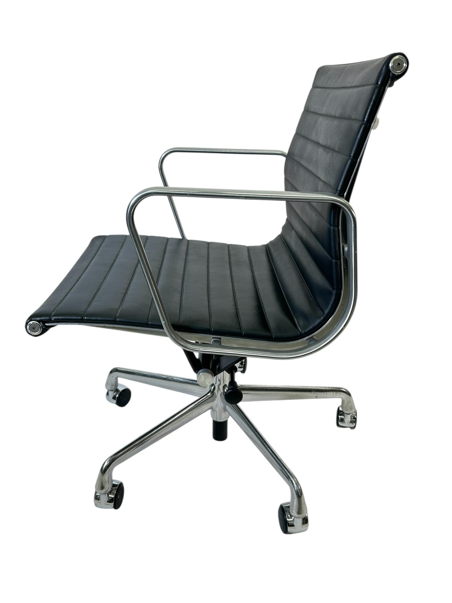Fait main Chaise de bureau en groupe en aluminium d'Herman Miller en cuir noir (plusieurs modèles disponibles) en vente