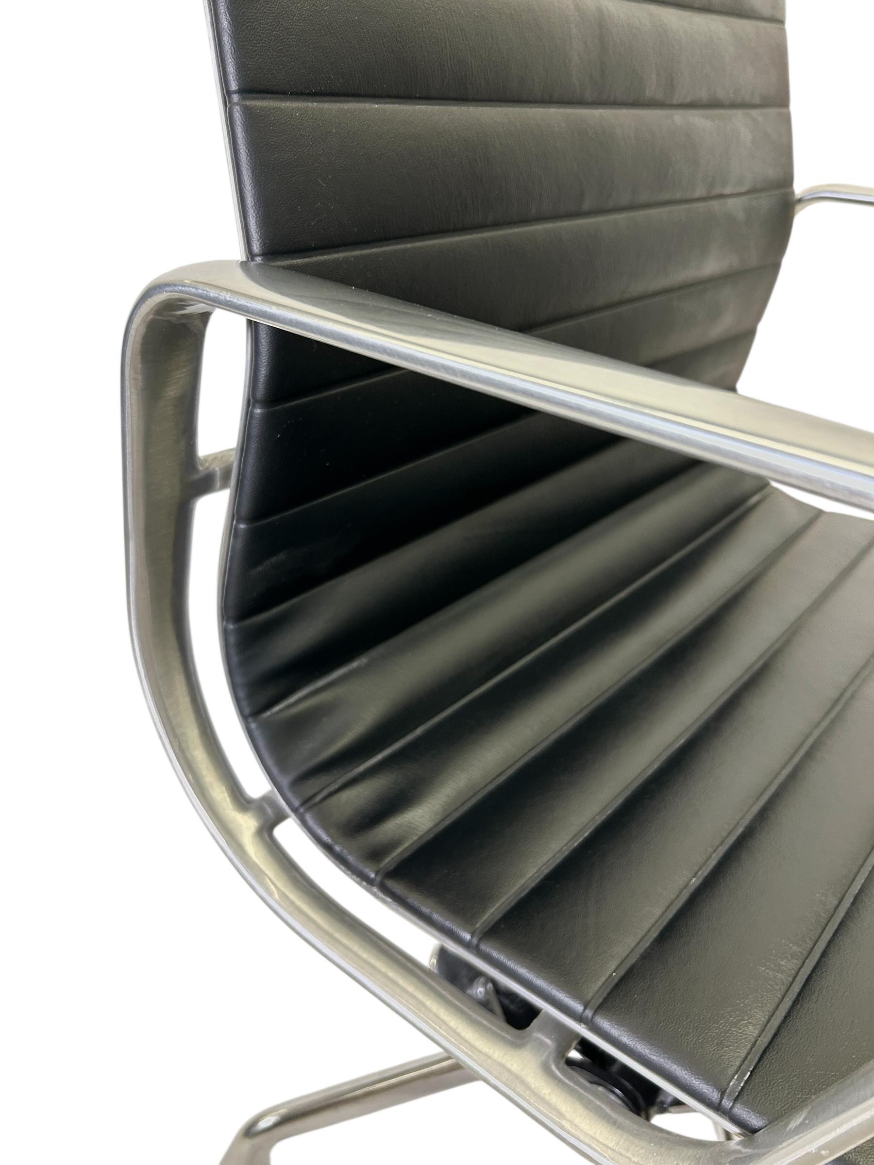 Chaise de bureau en groupe en aluminium d'Herman Miller en cuir noir (plusieurs modèles disponibles) Bon état - En vente à Wilton, CT