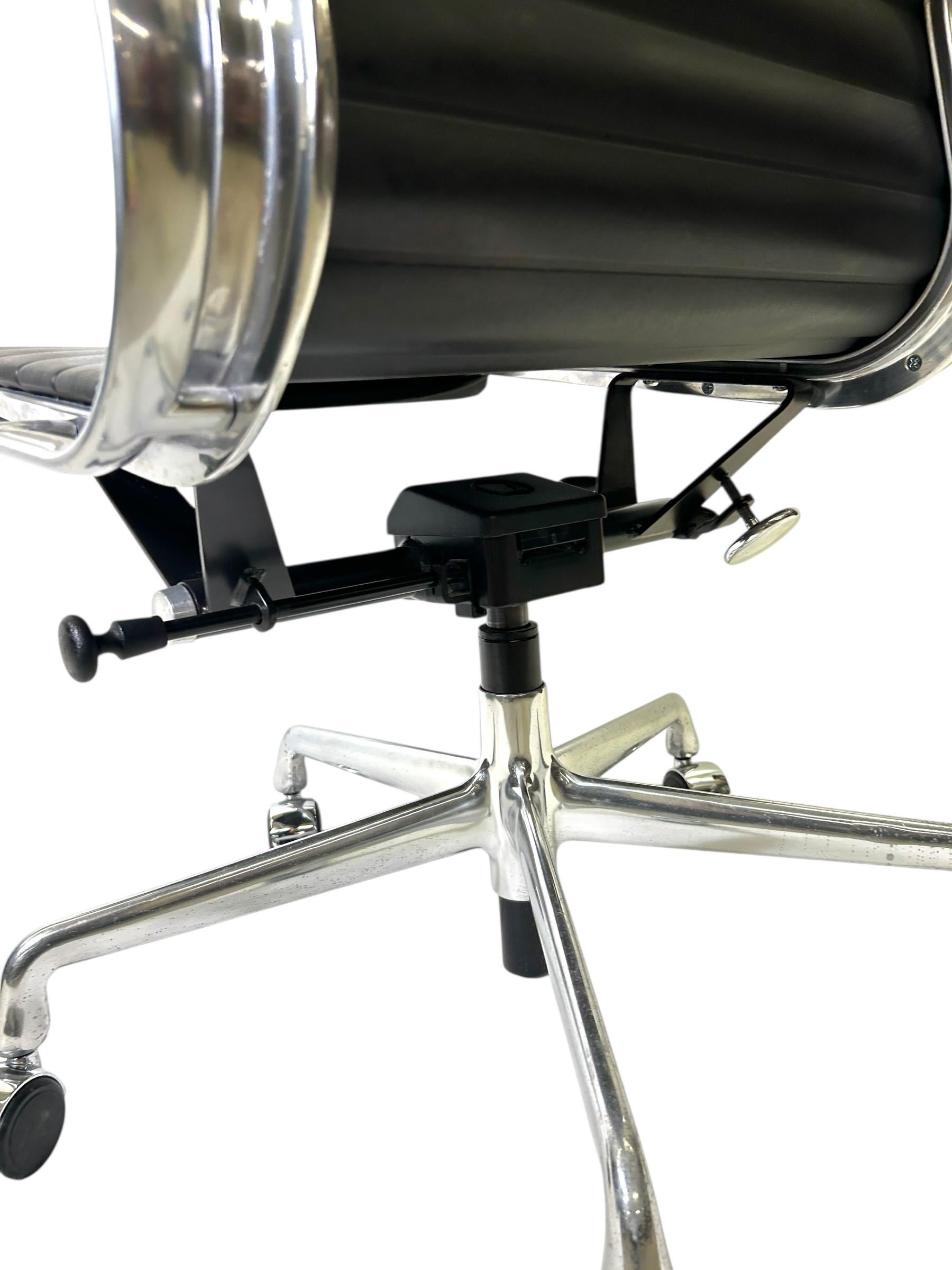 XXIe siècle et contemporain Chaise de bureau en groupe en aluminium d'Herman Miller en cuir noir (plusieurs modèles disponibles) en vente