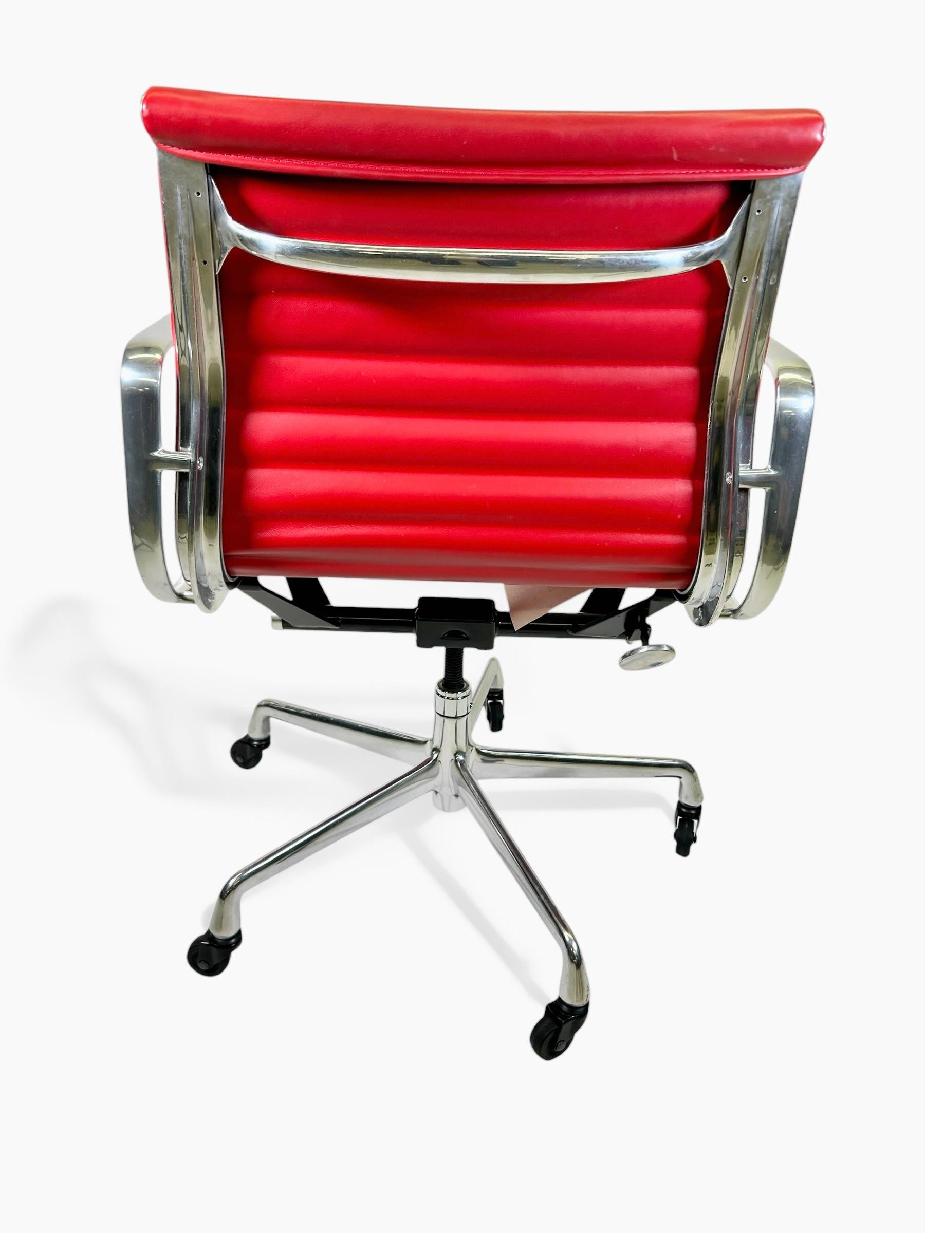 Queste bellissime sedie autentiche del gruppo Herman Miller Executive in alluminio di Knoll sono rivestite in pelle rossa e sono adatte per la casa, l'ufficio o lo studio.  Queste sedie senza tempo sono state progettate dall'iconico duo di designer
