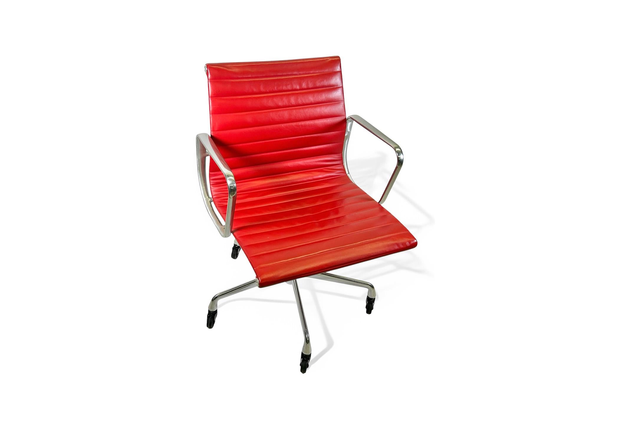 Ces magnifiques chaises Eames Herman Miller Executive Aluminum Group de Knoll, authentiques et modernes du milieu du siècle, sont recouvertes de cuir rouge riche et conviennent à la fois à la maison, au bureau ou au studio.  Ces chaises