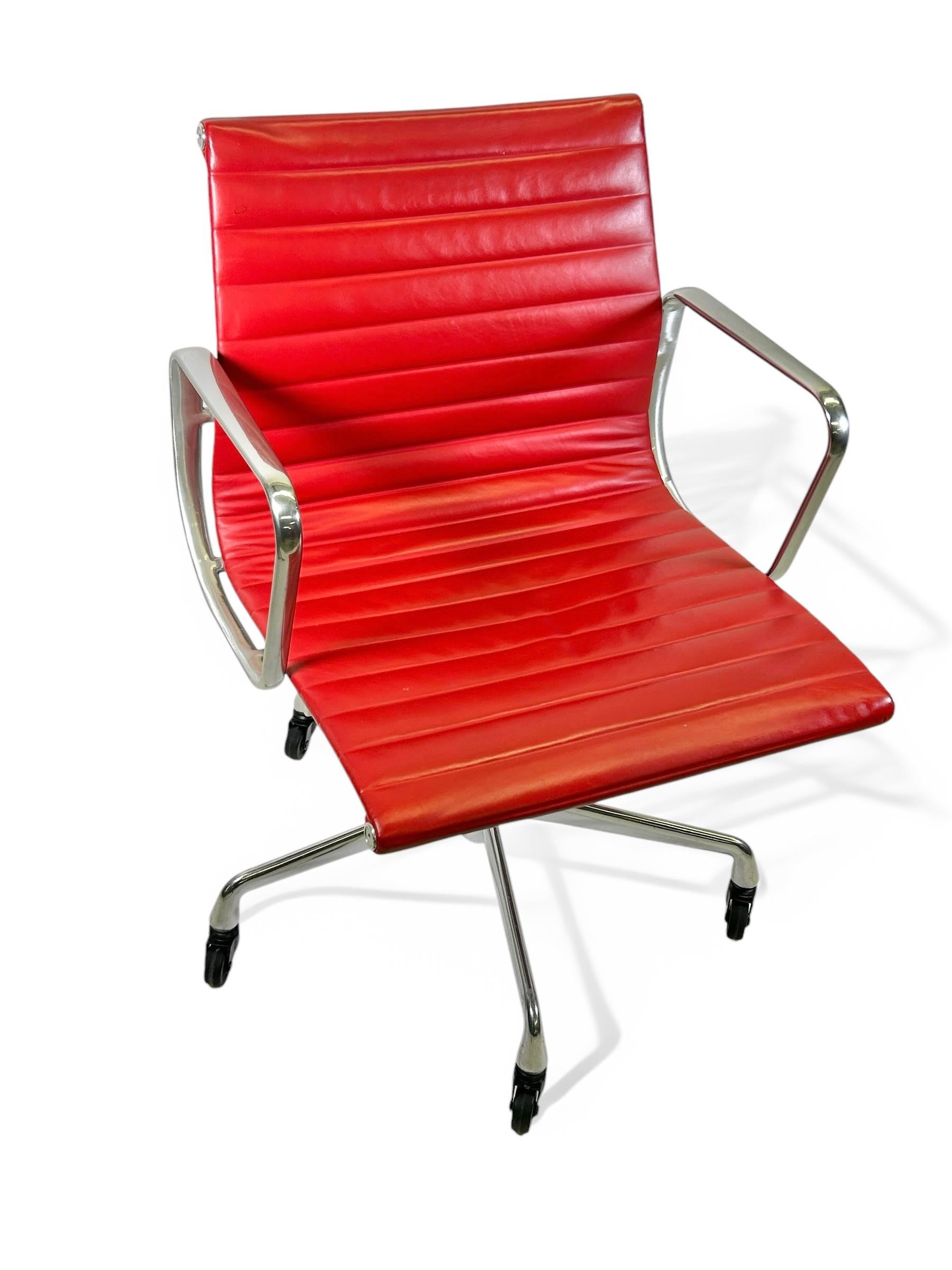 Mid-Century moderno Sedia da ufficio Herman Miller Aluminum Group in pelle rossa originale