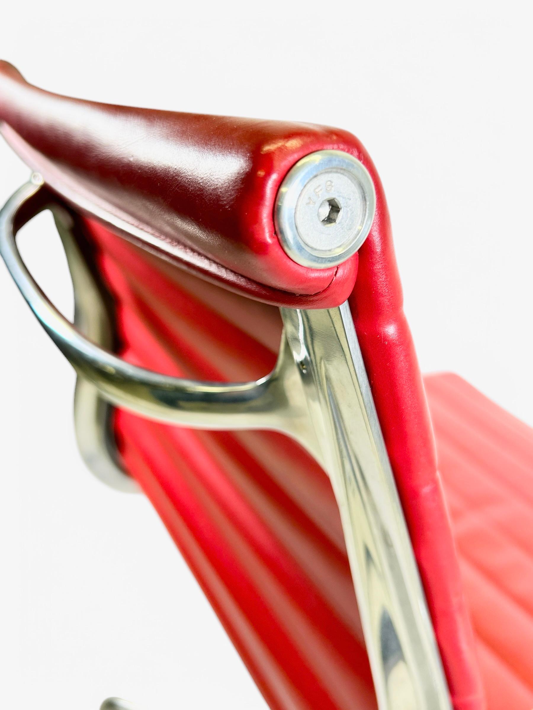 Americano Sedia da ufficio Herman Miller Aluminum Group in pelle rossa originale