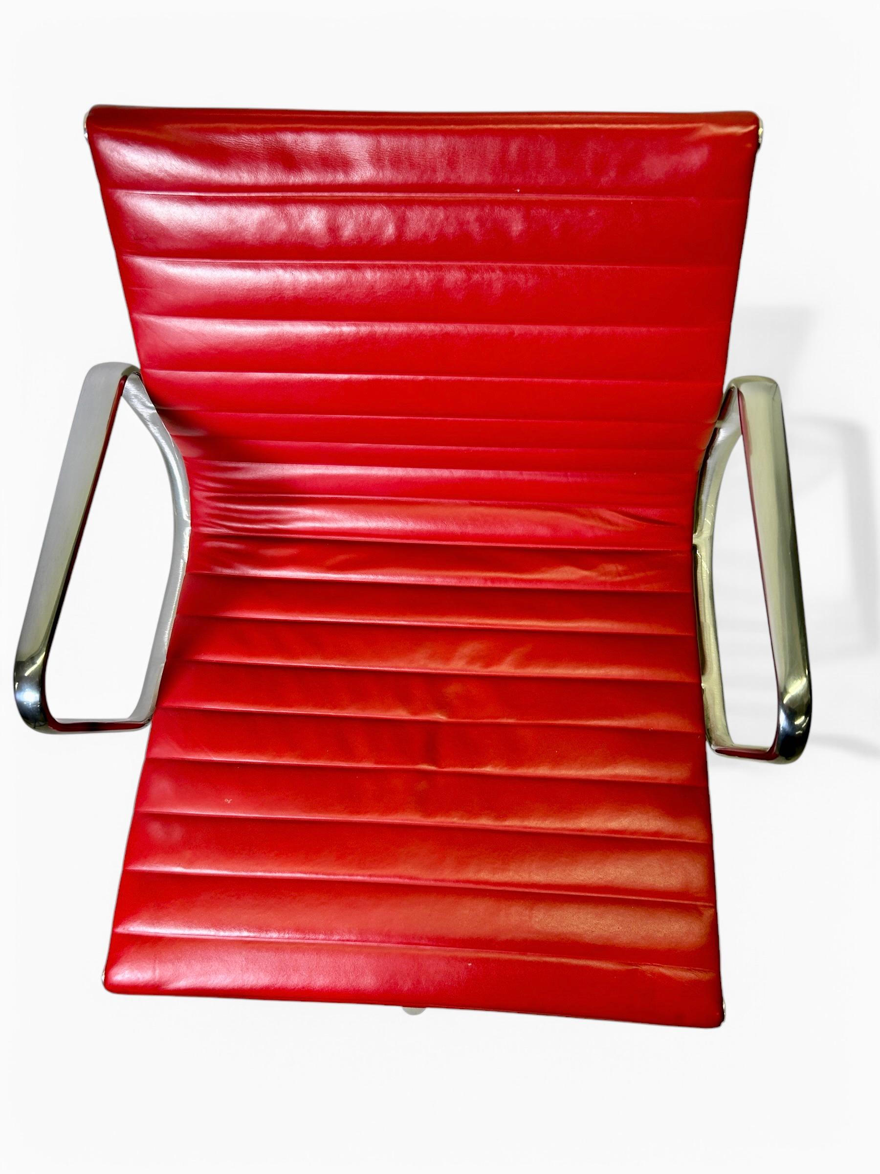 Fatto a mano Sedia da ufficio Herman Miller Aluminum Group in pelle rossa originale
