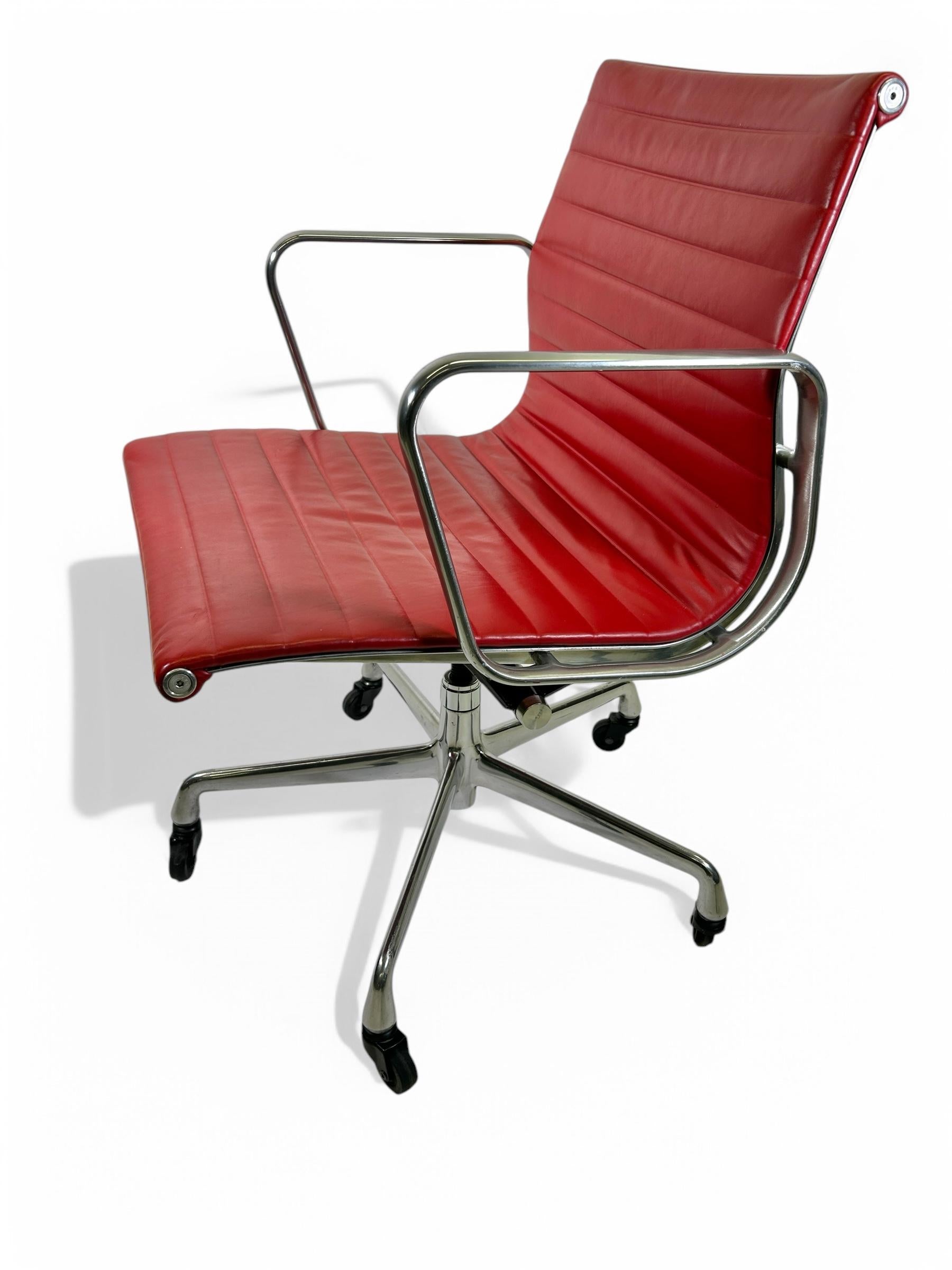 Sedia da ufficio Herman Miller Aluminum Group in pelle rossa originale In condizioni buone a Wilton, CT