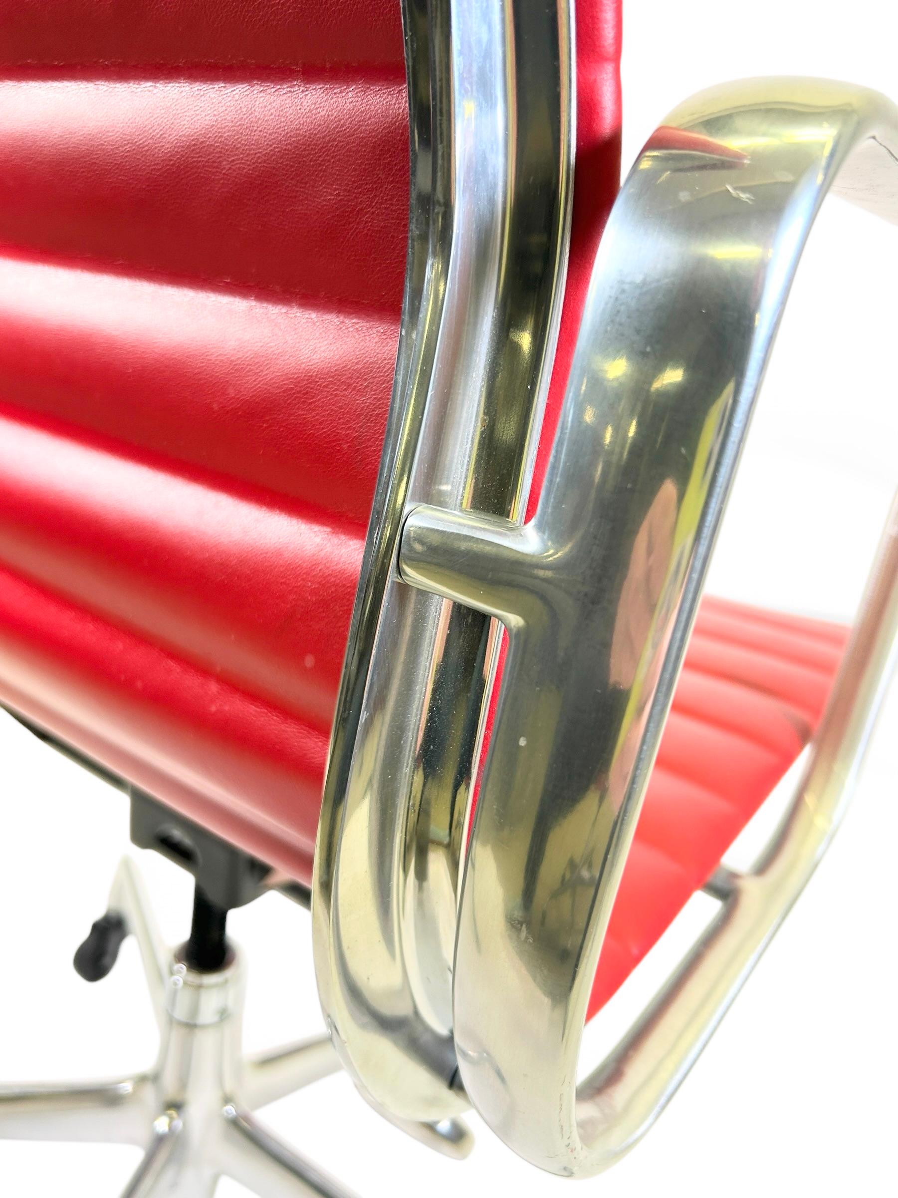 XXI secolo e contemporaneo Sedia da ufficio Herman Miller Aluminum Group in pelle rossa originale
