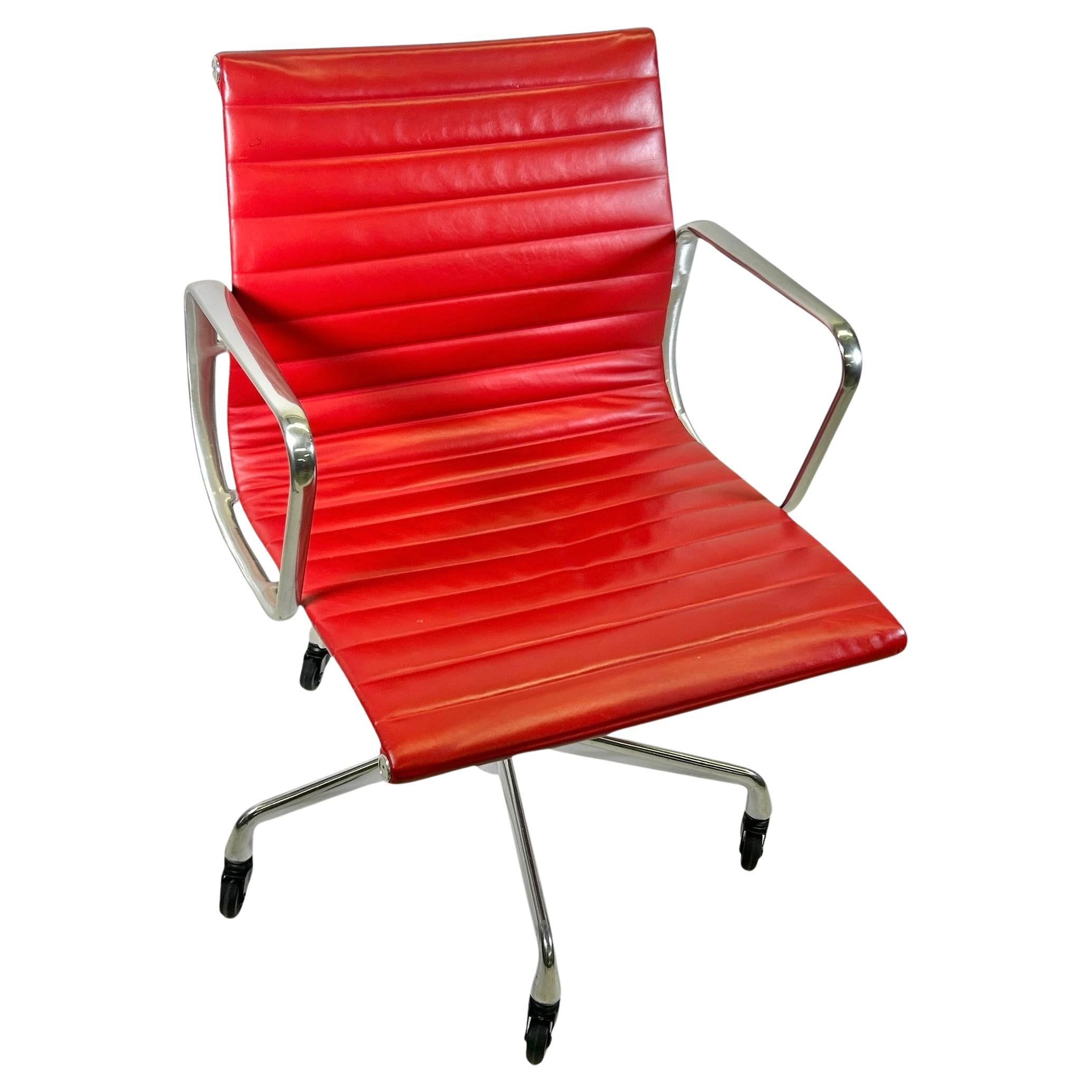 Silla de oficina Herman Miller Aluminum Group en piel roja original