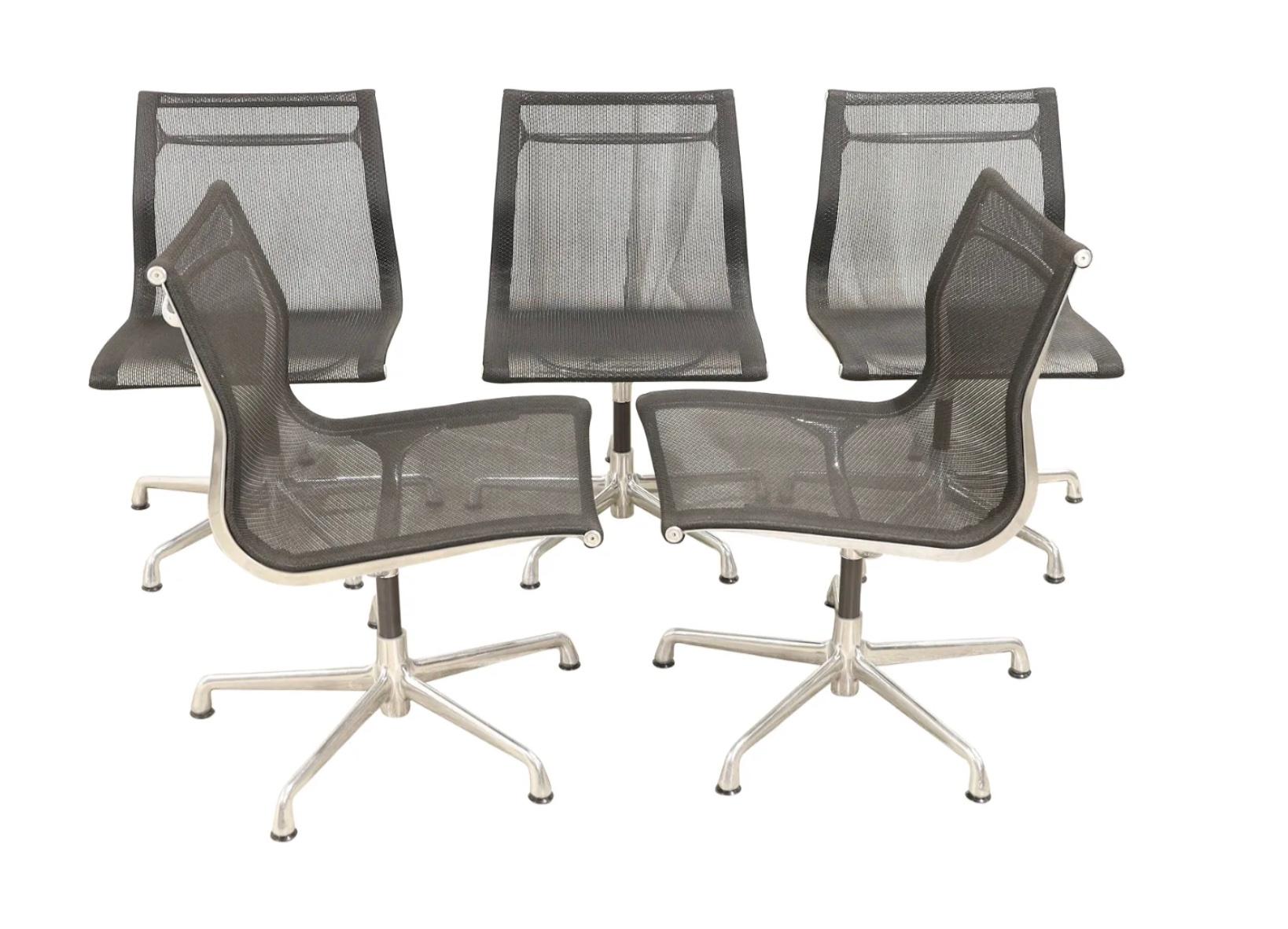 Moderner Herman Miller Eames Aluminum Group Side Office Chair in Black Mesh. Diese Stühle haben keine Armlehnen / keine Rollen / keine Höhenverstellung, aber diese Stühle sind drehbar. Etikett unter dem Rahmen. Wie neu - Vorbesitz. Datiert 2008. Der
