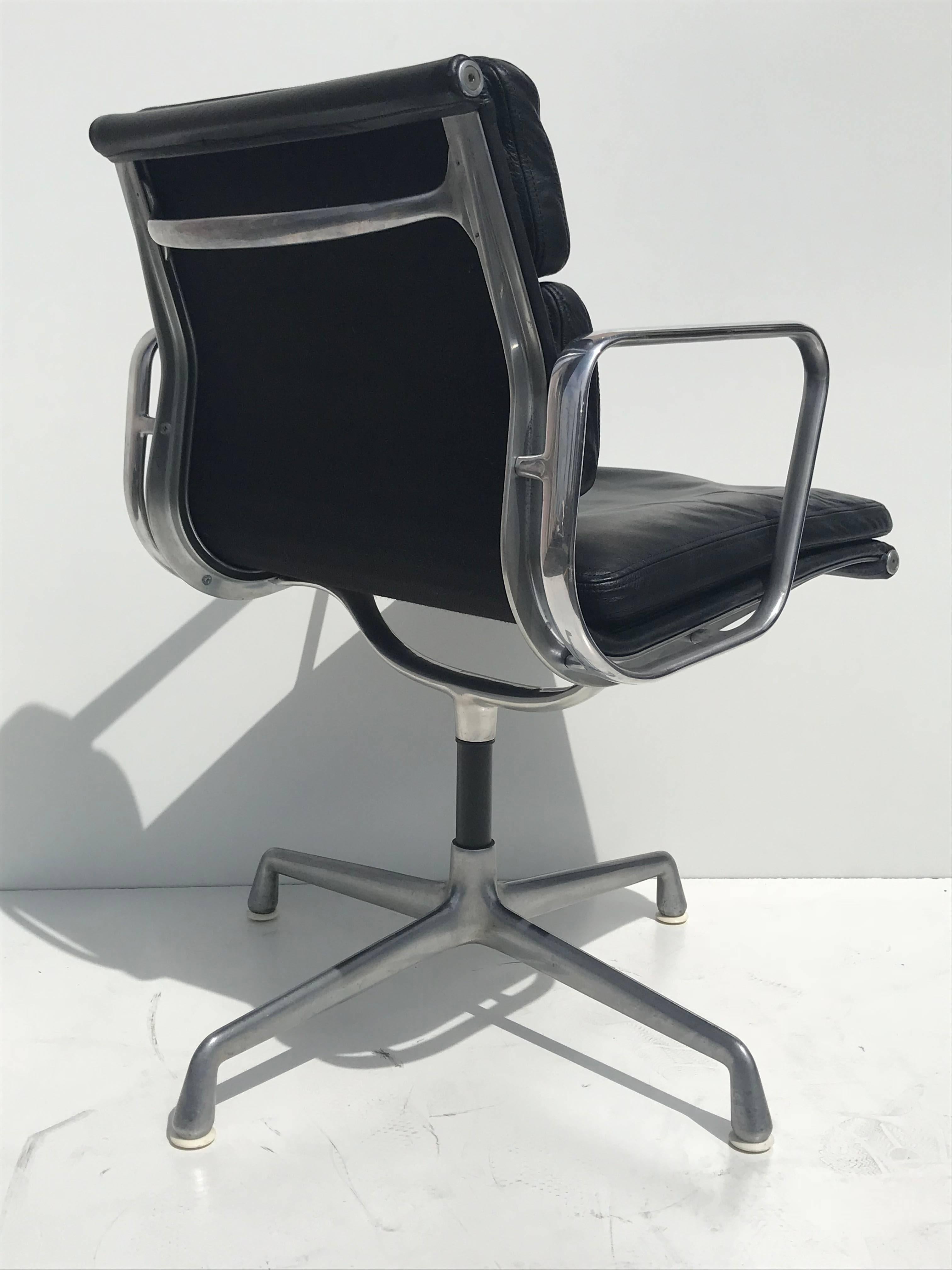 Herman Miller Black Leather Swivelling Soft Pad Chair In Excellent Condition In North Hollywood, CA