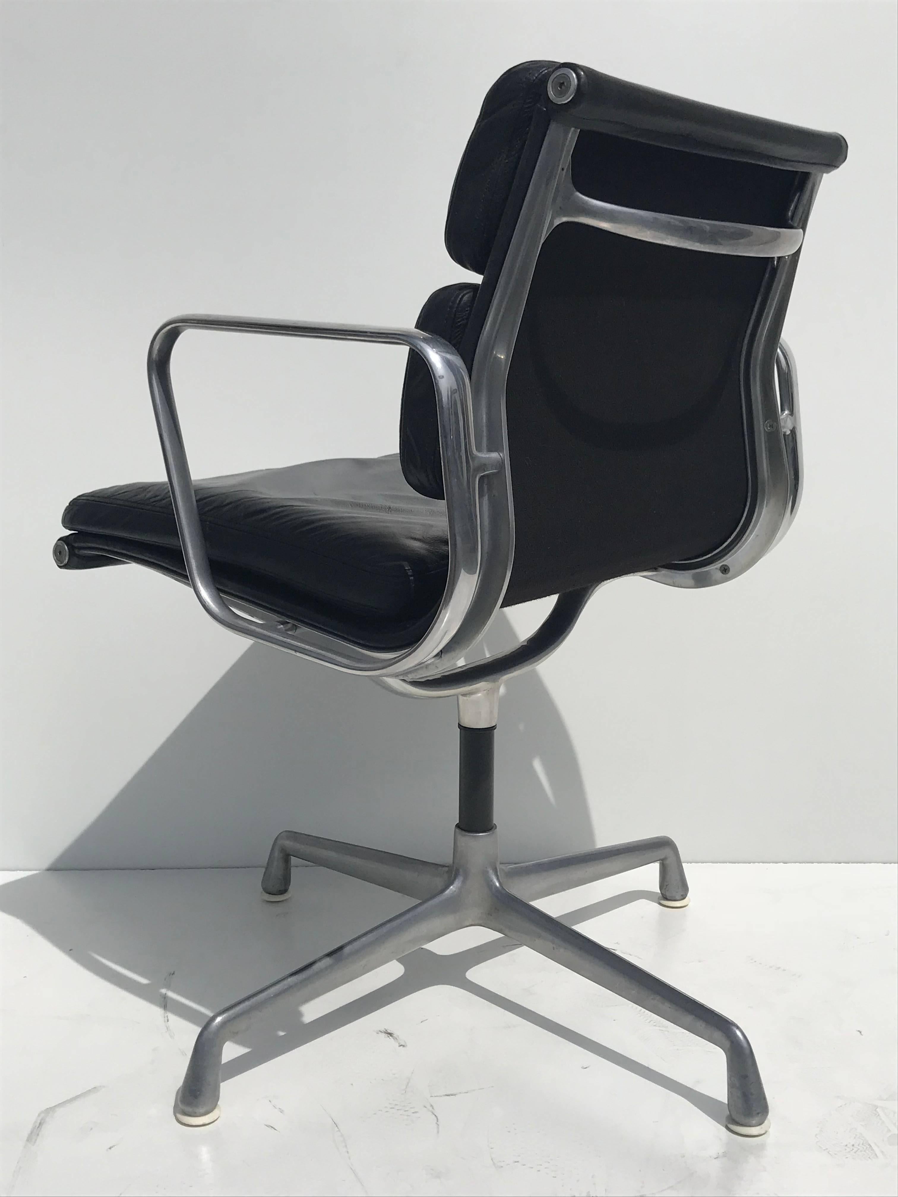 Mid-20th Century Herman Miller Black Leather Swivelling Soft Pad Chair