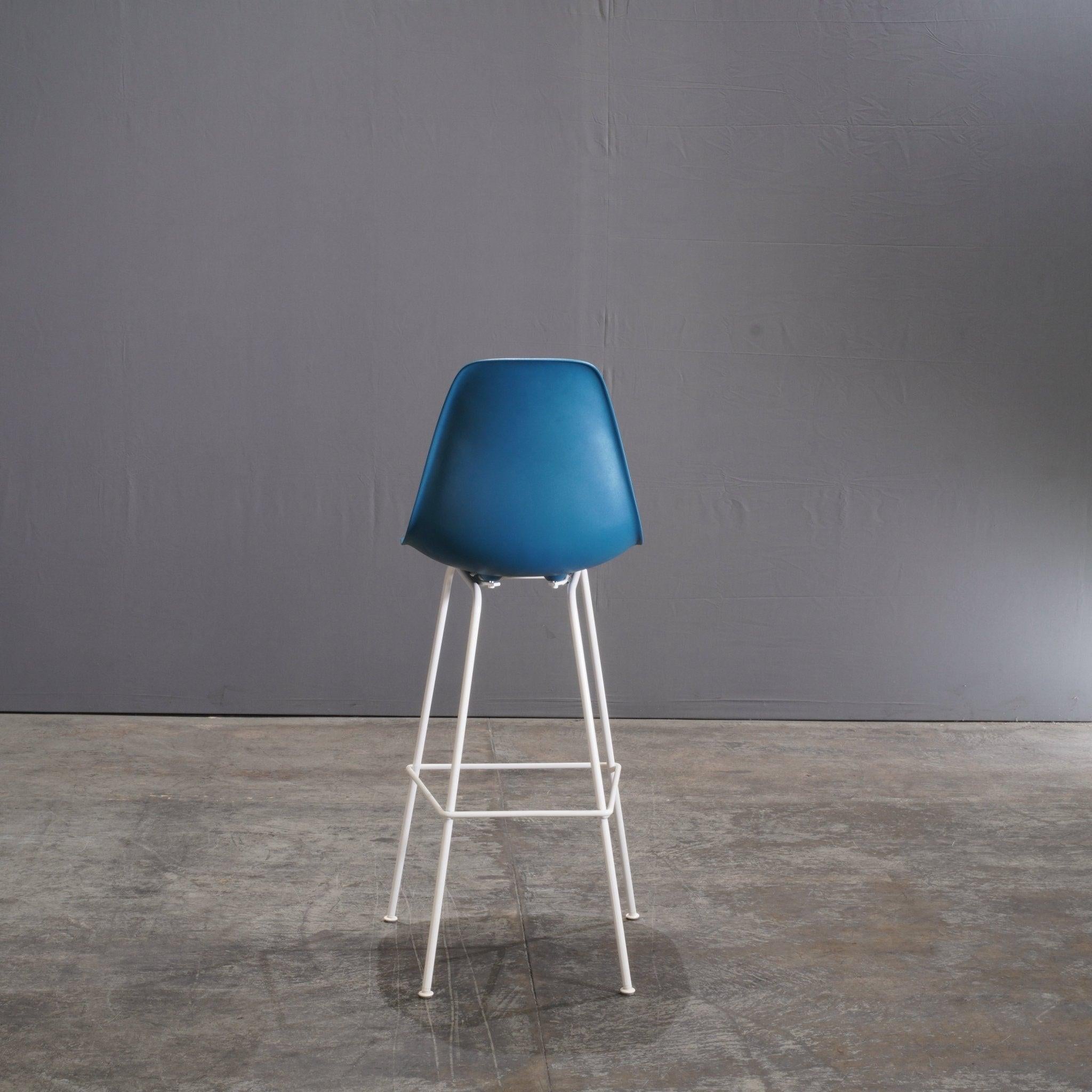 Herman Miller Blue Moulded Plastic Stool by Charles & Ray Eames In Good Condition For Sale In Basildon, London