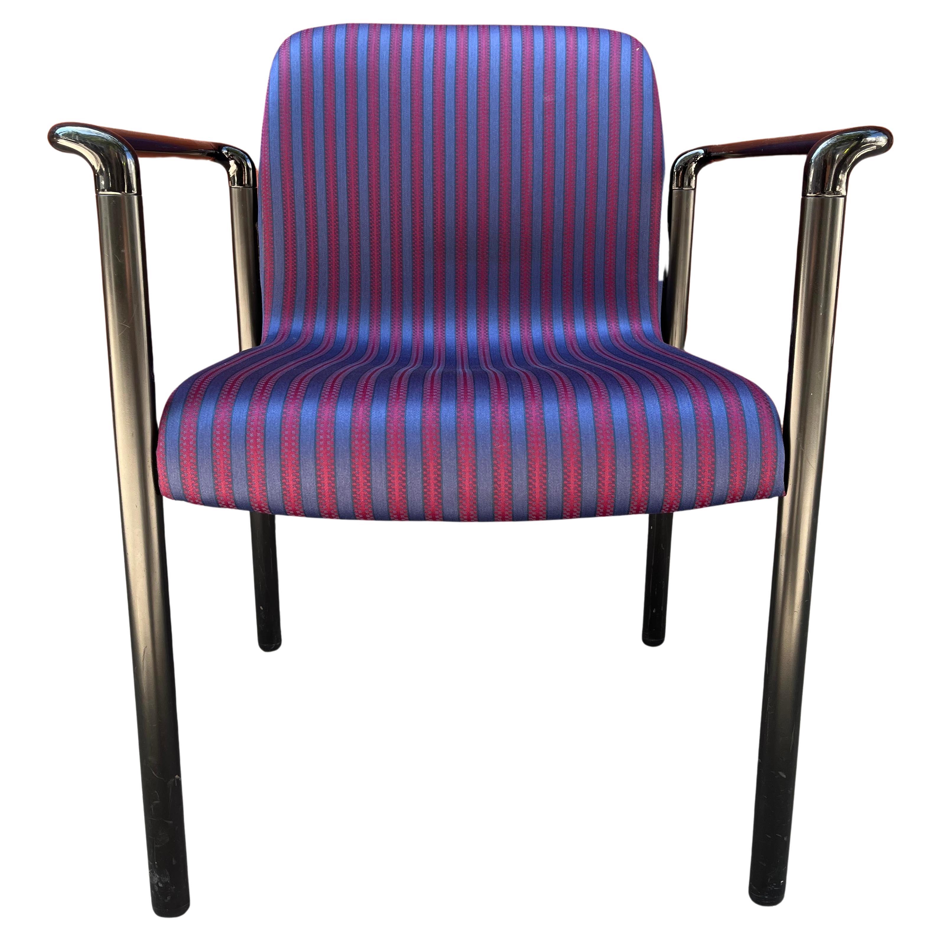 Postmoderne Herman Miller Stühle mit wunderschönem Alexander Girard Miller Stripe Stoff. Ein zusätzlicher Bonus ist, dass sie stapelbar sind. Bis zu 3 verfügbar

Arm H 25''

Angebot für individuellen Versand anfordern