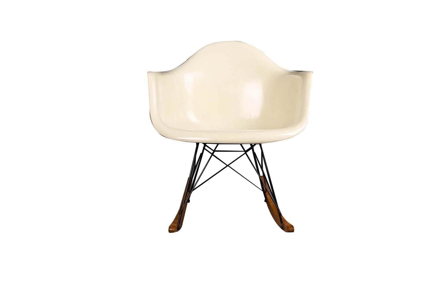 Authentischer, seltener Mid-Century Modern Schaukelstuhl der frühen RAR, entworfen von Charles und Ray Eames für Herman Miller. Dieser herrliche Schaukelstuhl aus der Mitte des Jahrhunderts wurde zwischen 1956 und 1959 hergestellt. Dies ist ein