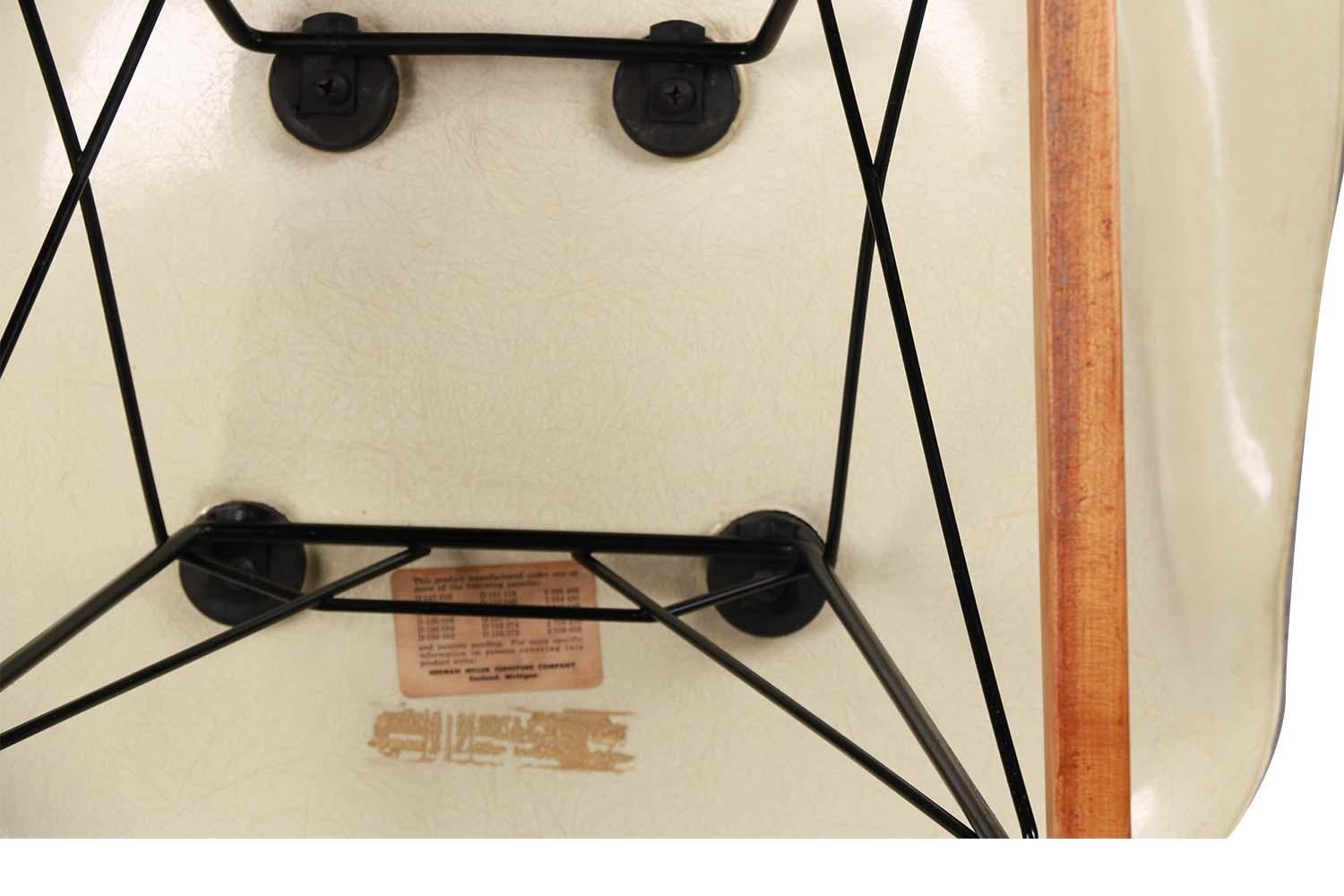 Fibre de verre Fauteuil à bascule authentique RAR Charles Ray Eames de Herman Miller en vente