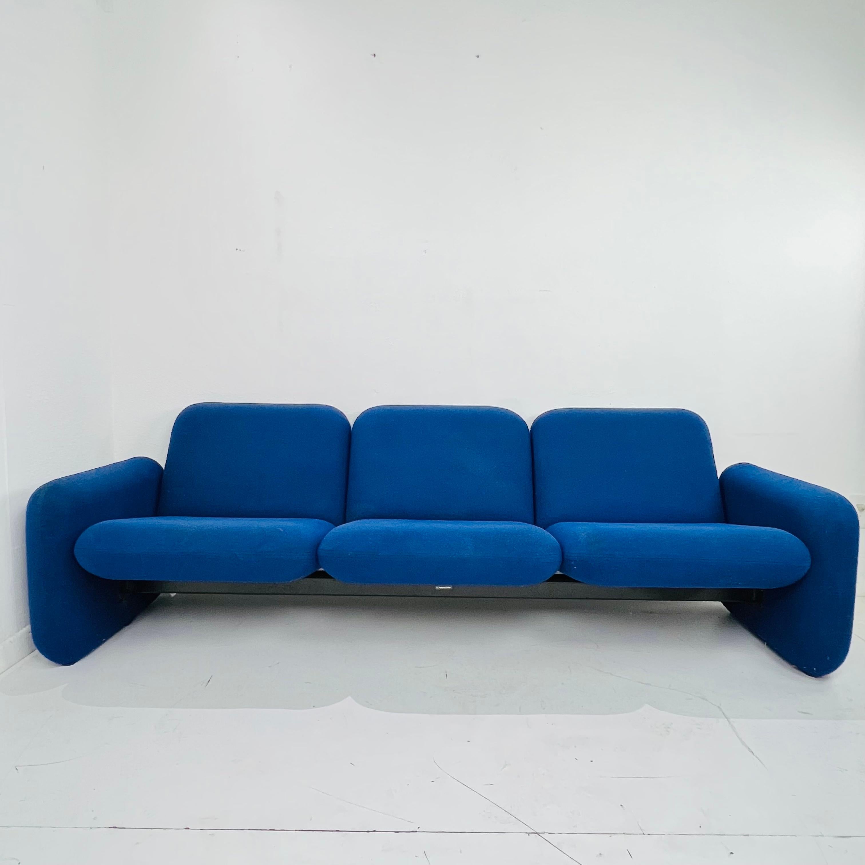 Dieses von Ray Wilkes für Herman Miller entworfene und 1976 erstmals vorgestellte modulare Sofa hinterließ einen bleibenden Eindruck mit seinen kühnen Kissen mit abgerundeten Kanten und den Stahlbügeln, die Sitz und Rückenlehne miteinander verbinden