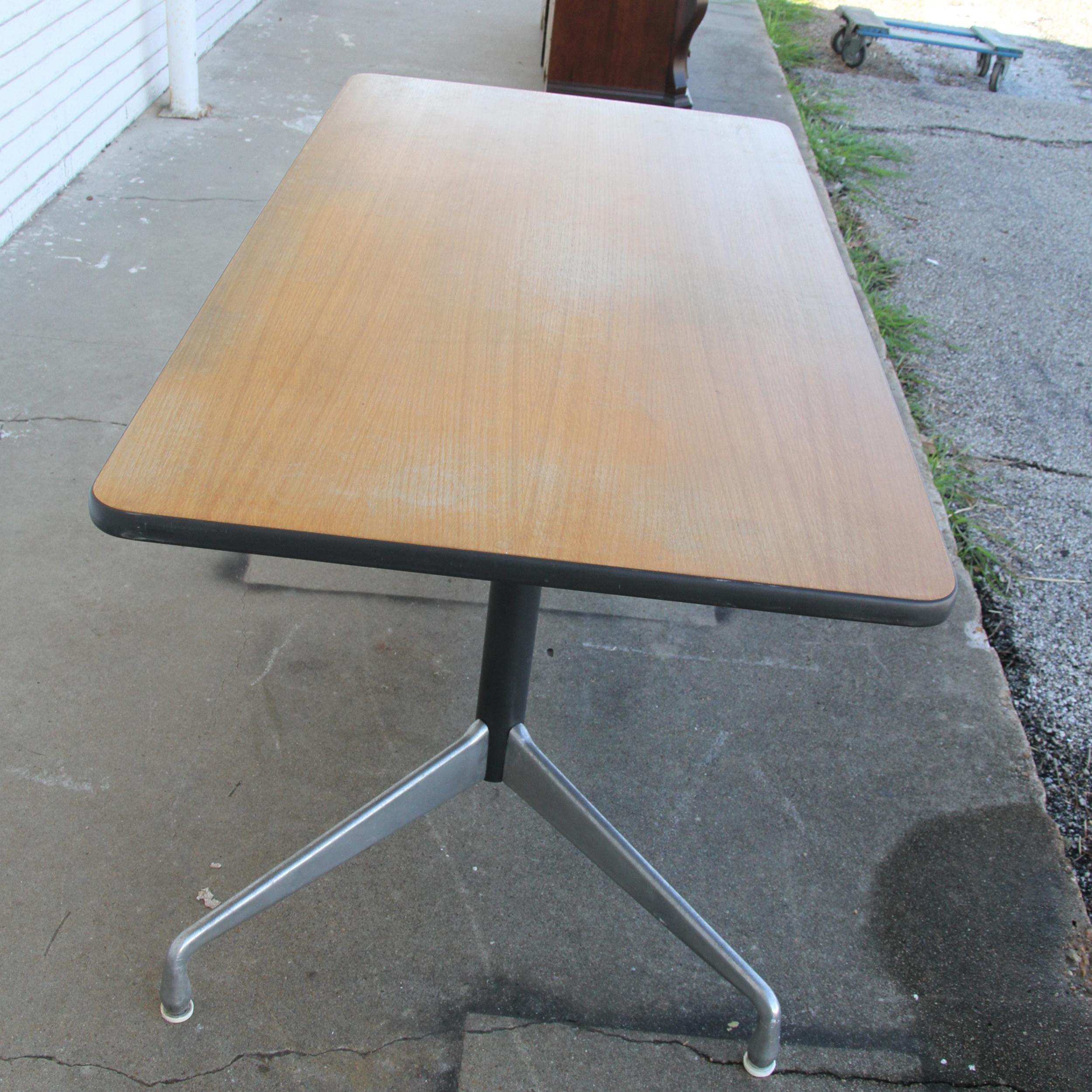 20ième siècle Table de conférence/de salle à manger Herman Miller en vente